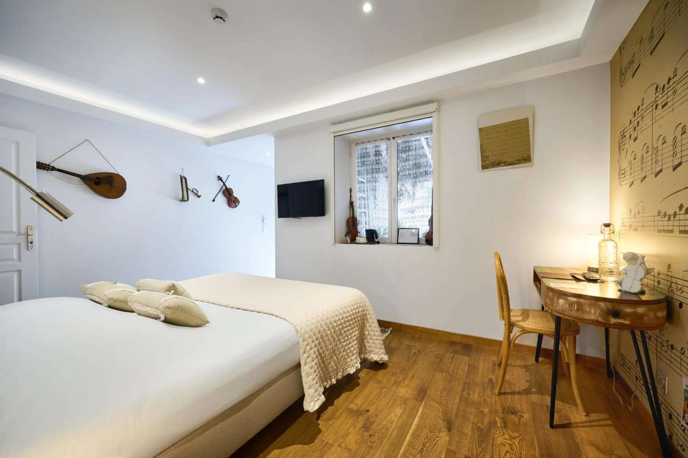Bedroom, Bed in The Originals Boutique, Hôtel de la Balance, Montbéliard