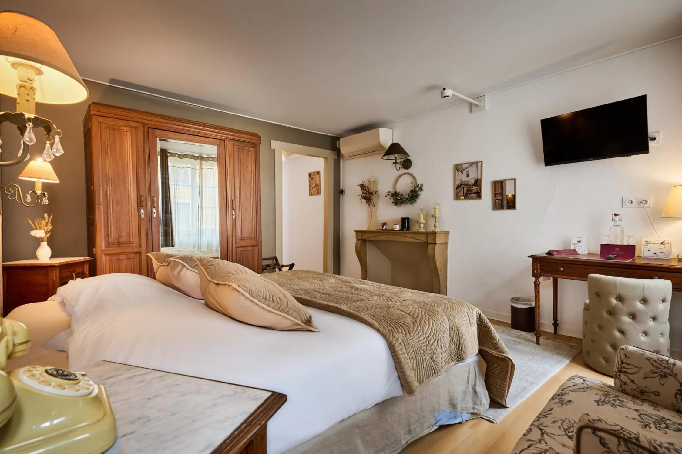Photo of the whole room, Bed in The Originals Boutique, Hôtel de la Balance, Montbéliard