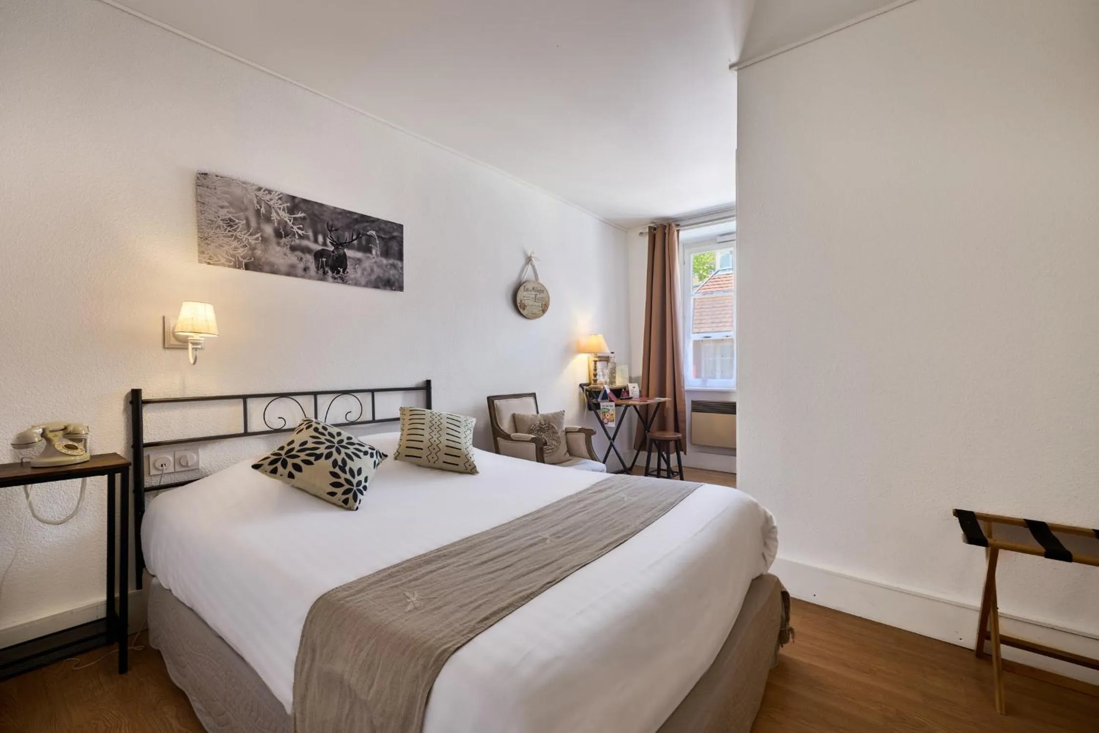 Photo of the whole room, Bed in The Originals Boutique, Hôtel de la Balance, Montbéliard