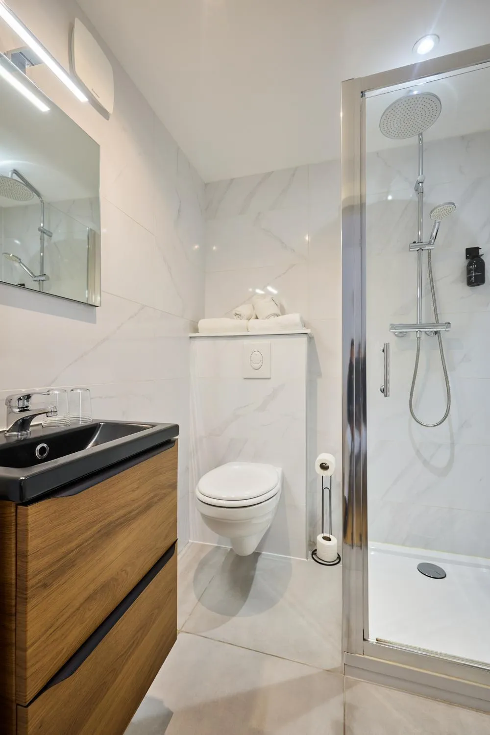 Bathroom in The Originals Boutique, Hôtel de la Balance, Montbéliard