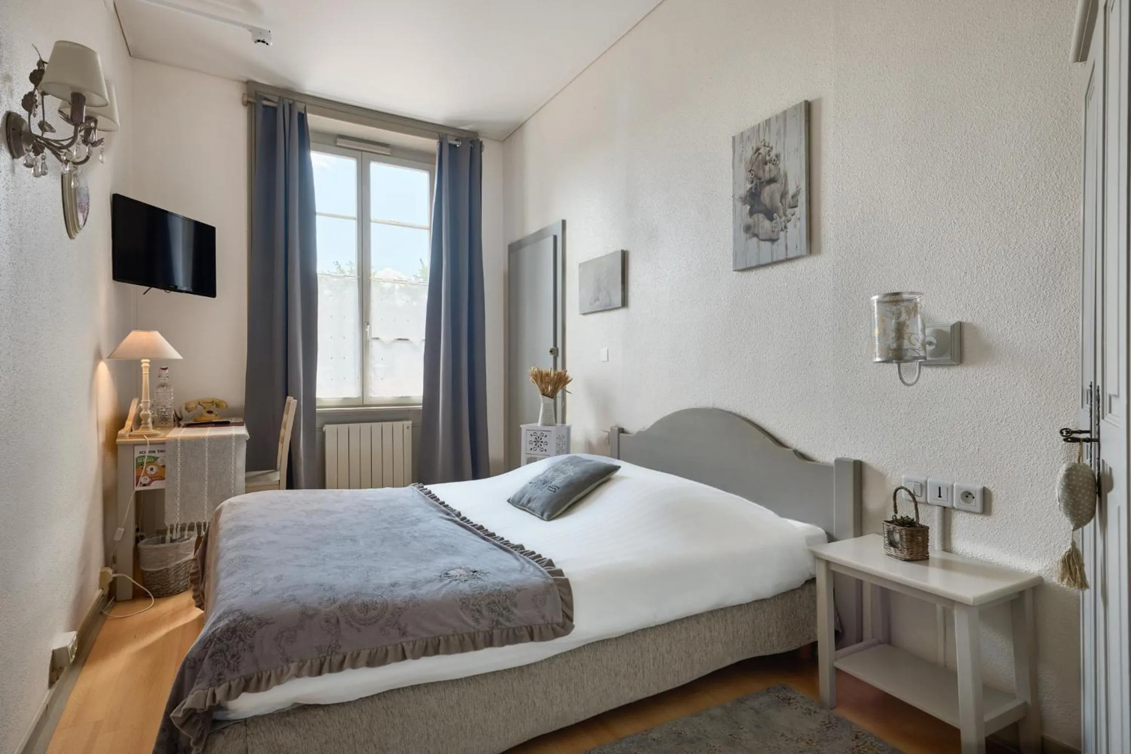 Photo of the whole room, Bed in The Originals Boutique, Hôtel de la Balance, Montbéliard