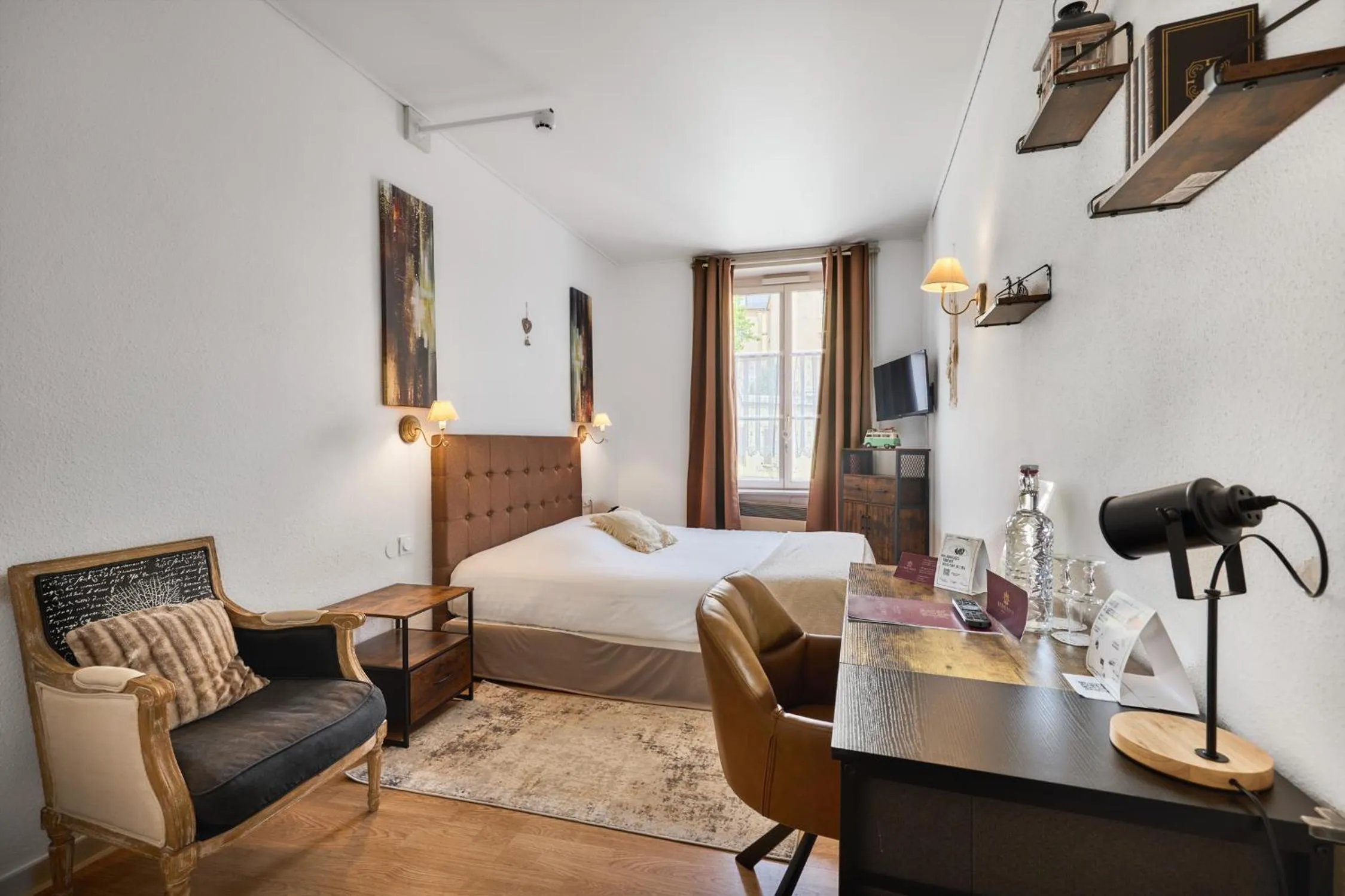 Photo of the whole room, Bed in The Originals Boutique, Hôtel de la Balance, Montbéliard