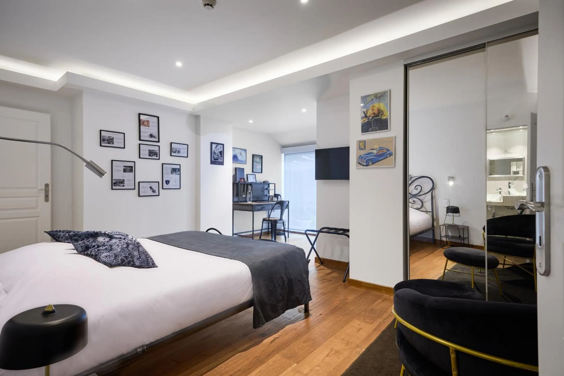 Photo of the whole room, Bed in The Originals Boutique, Hôtel de la Balance, Montbéliard
