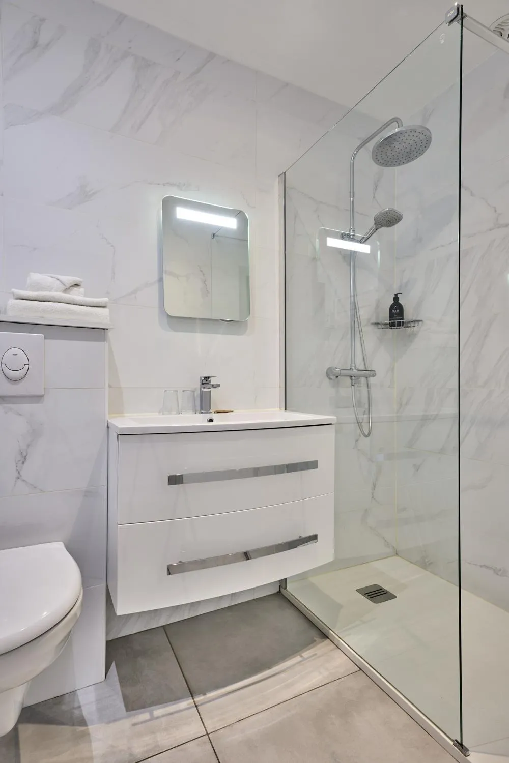 Bathroom in The Originals Boutique, Hôtel de la Balance, Montbéliard