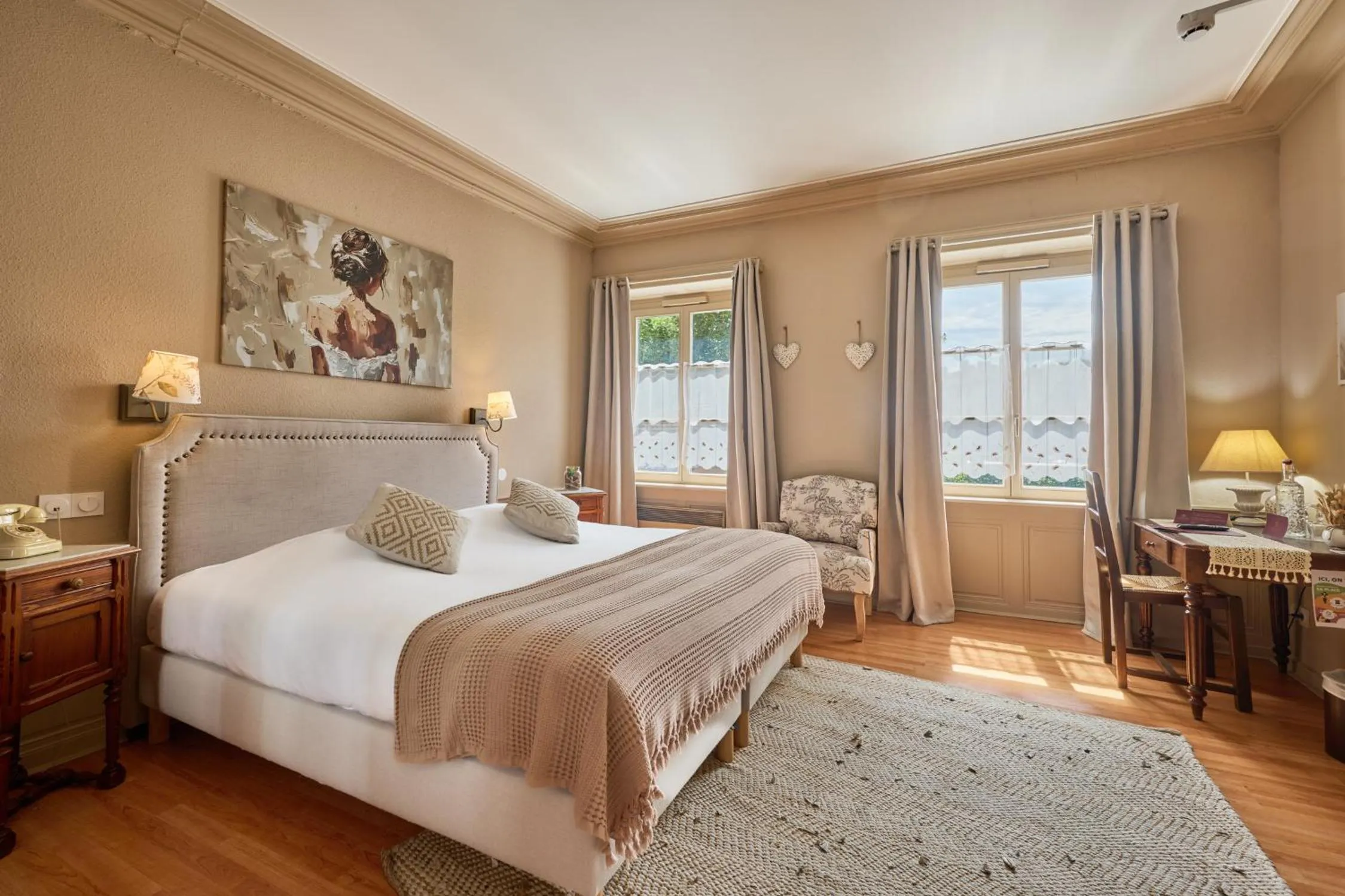 Photo of the whole room, Bed in The Originals Boutique, Hôtel de la Balance, Montbéliard