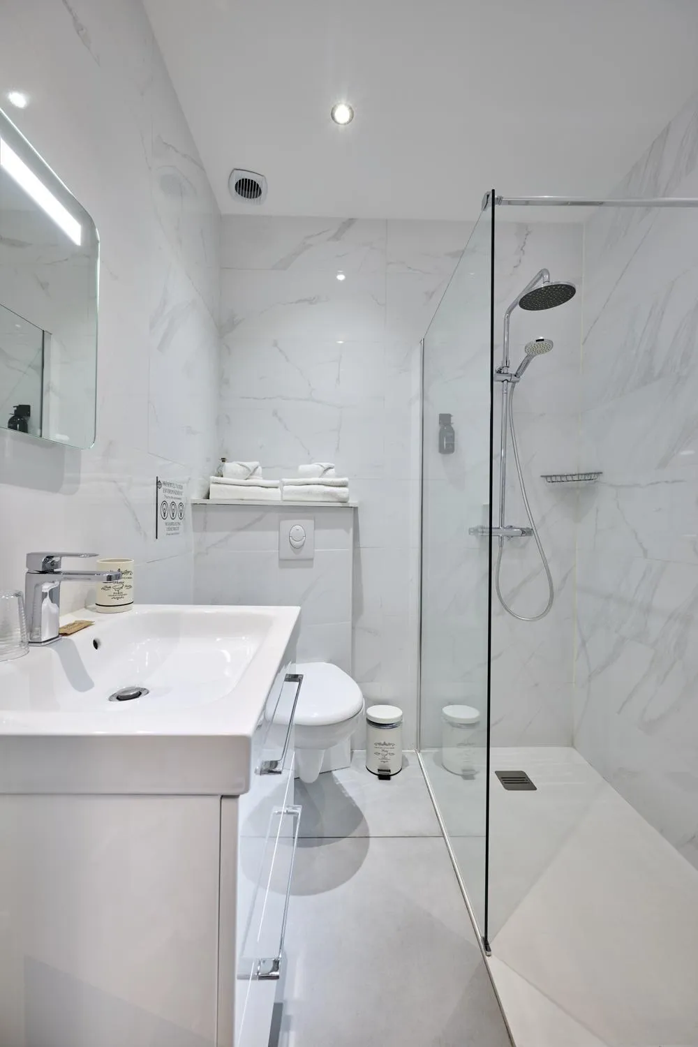 Bathroom in The Originals Boutique, Hôtel de la Balance, Montbéliard