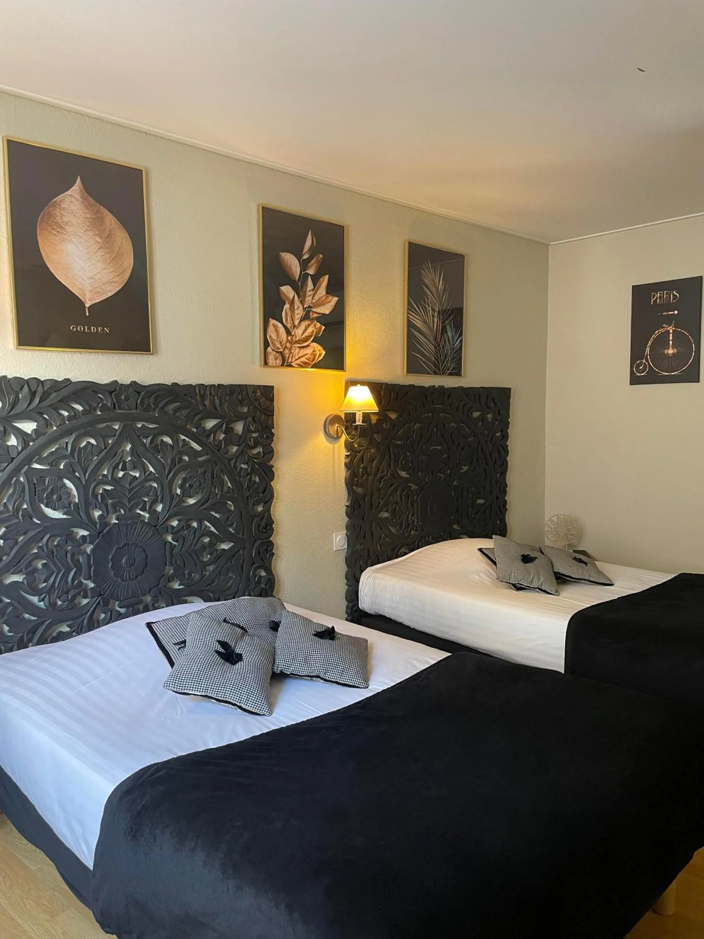 Photo of the whole room, Bed in The Originals Boutique, Hôtel de la Balance, Montbéliard