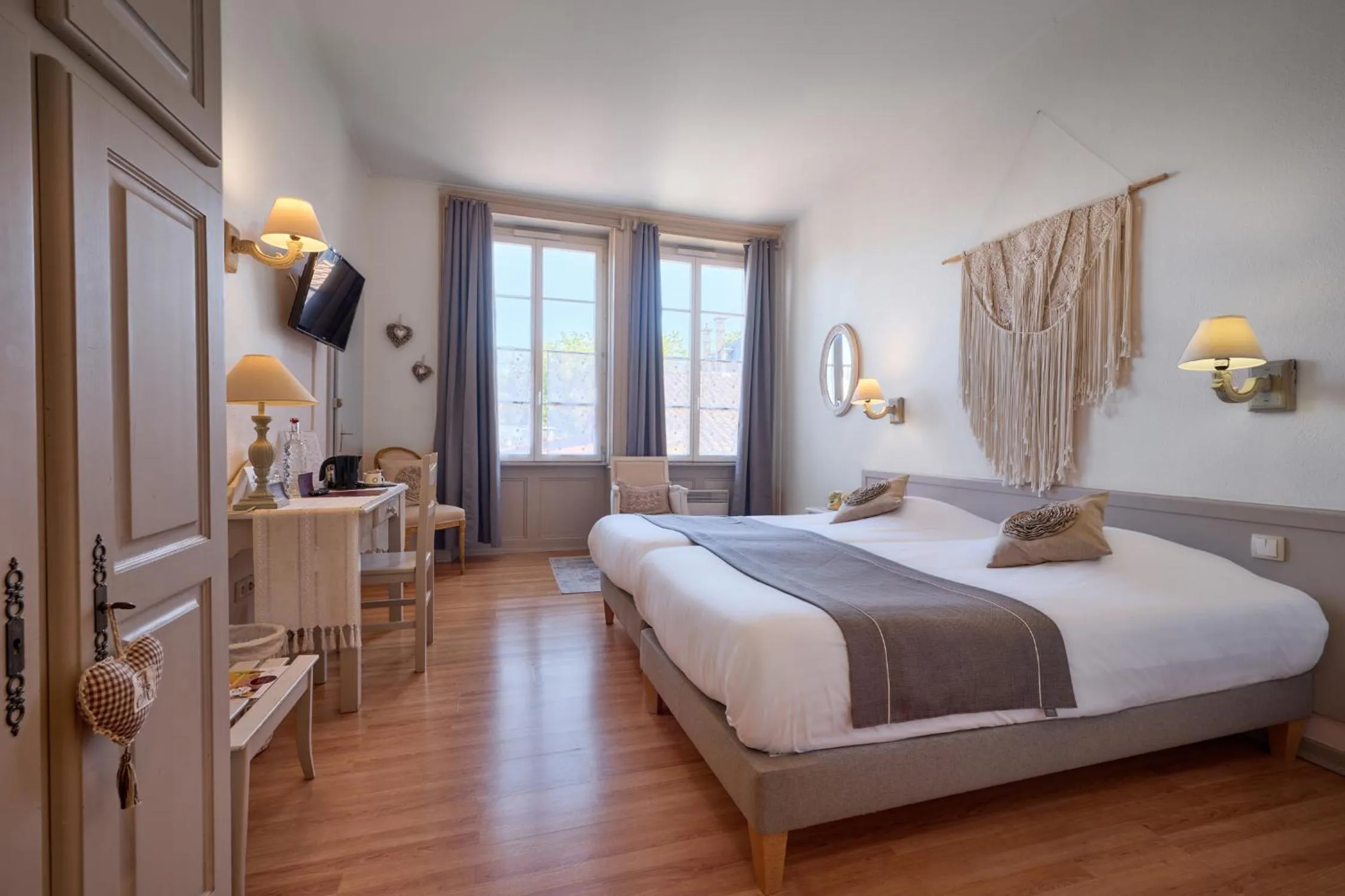 Photo of the whole room, Bed in The Originals Boutique, Hôtel de la Balance, Montbéliard