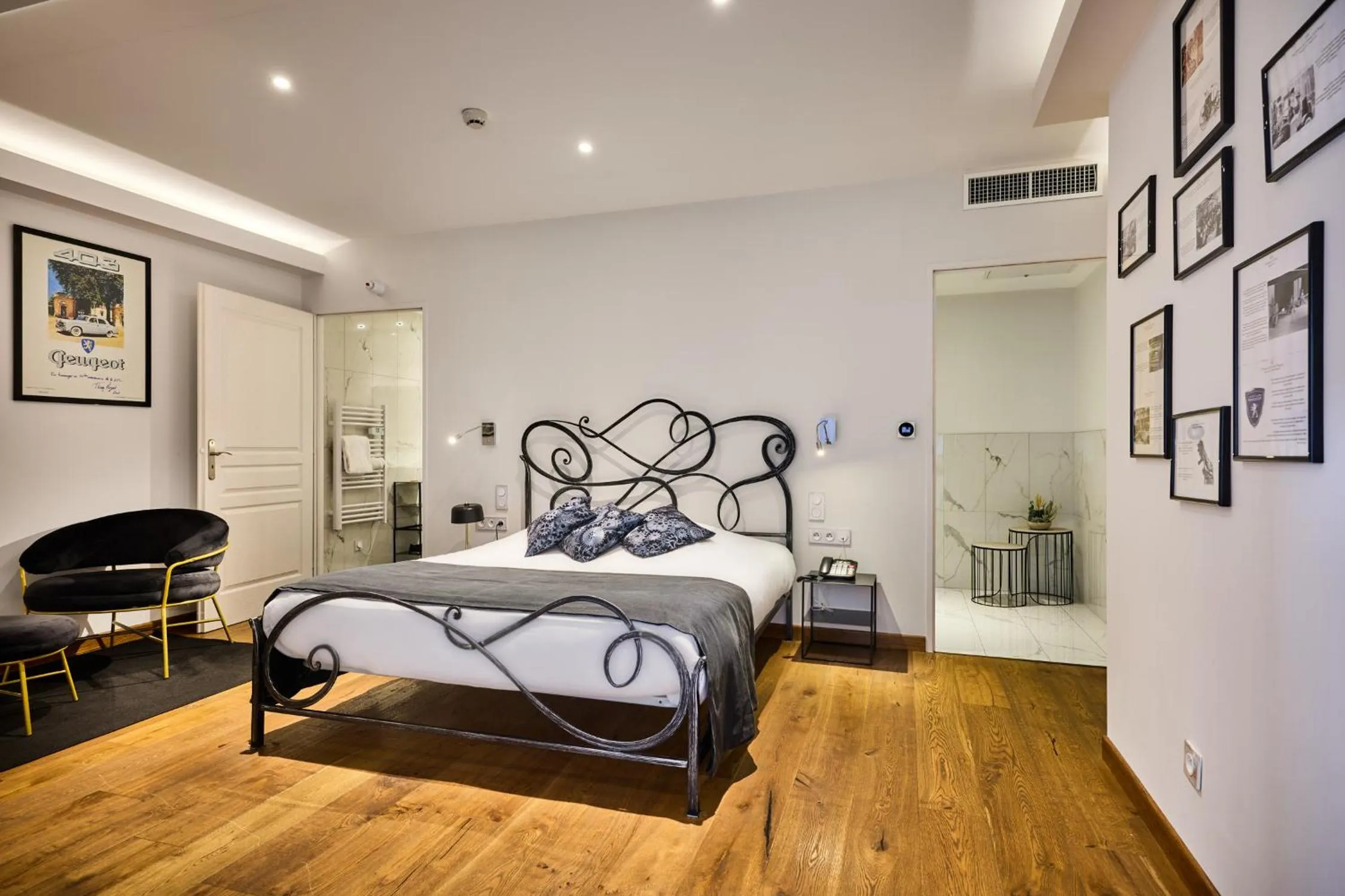 Photo of the whole room, Bed in The Originals Boutique, Hôtel de la Balance, Montbéliard
