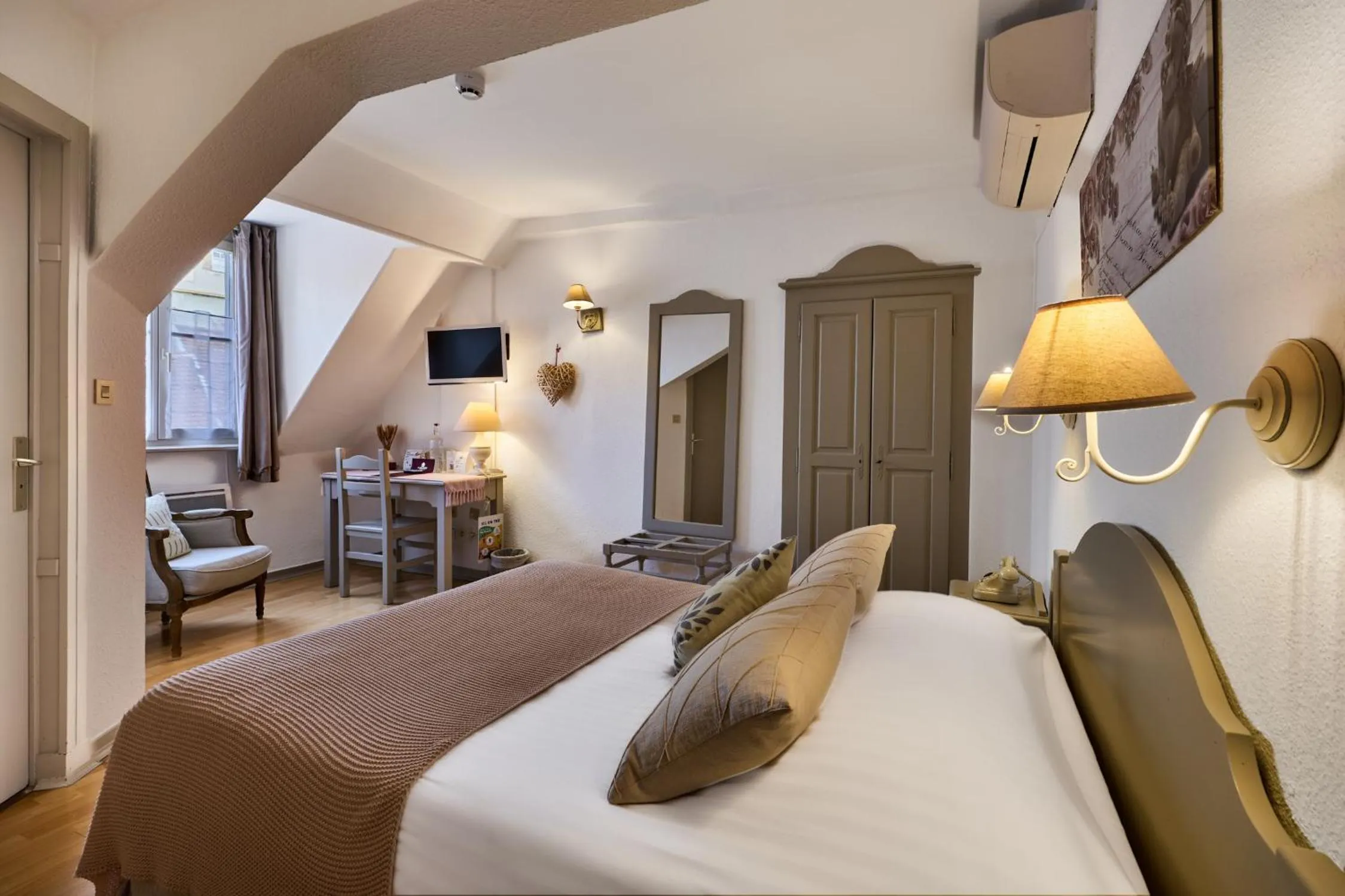 Photo of the whole room, Bed in The Originals Boutique, Hôtel de la Balance, Montbéliard