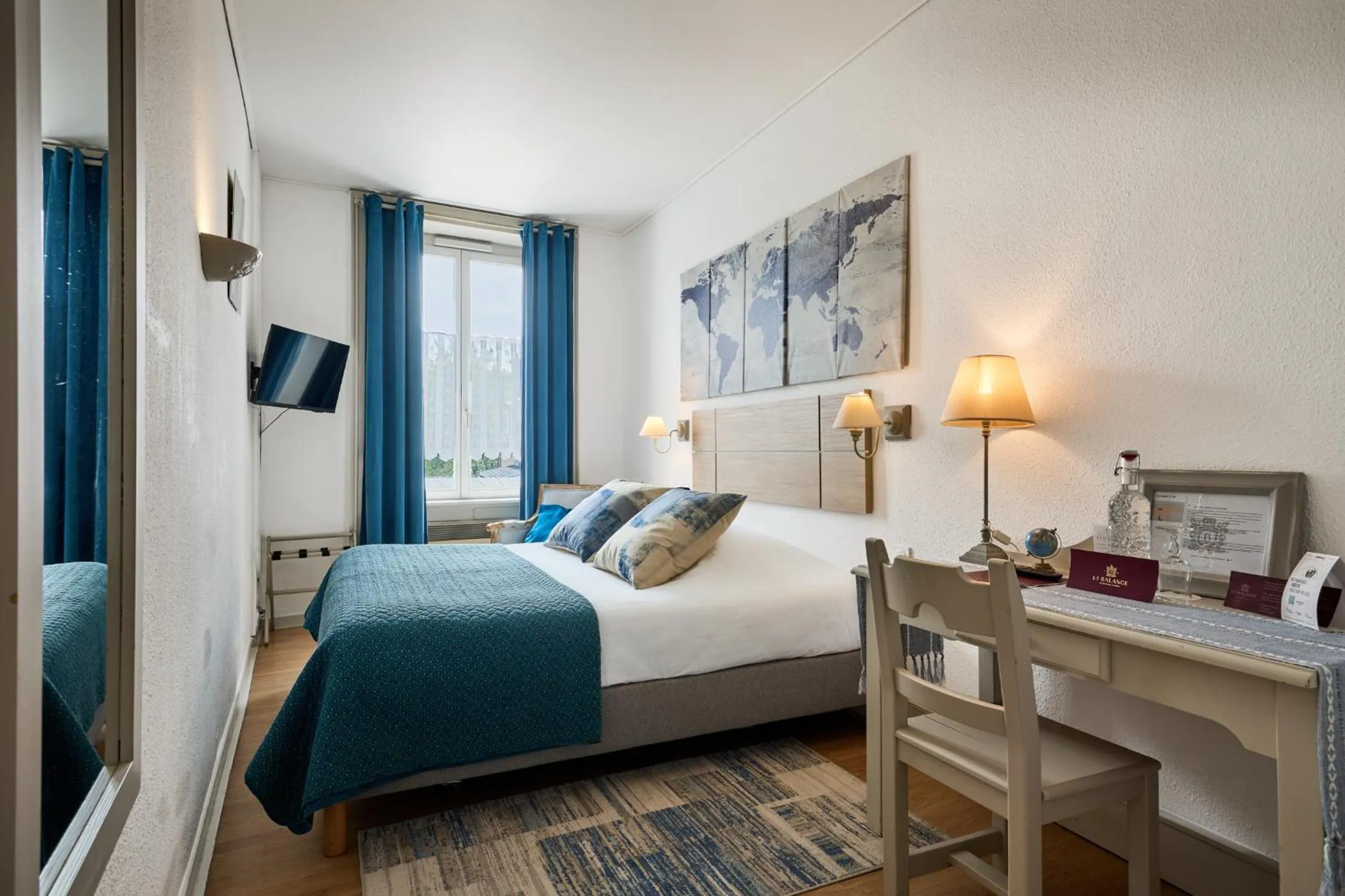 Photo of the whole room, Bed in The Originals Boutique, Hôtel de la Balance, Montbéliard