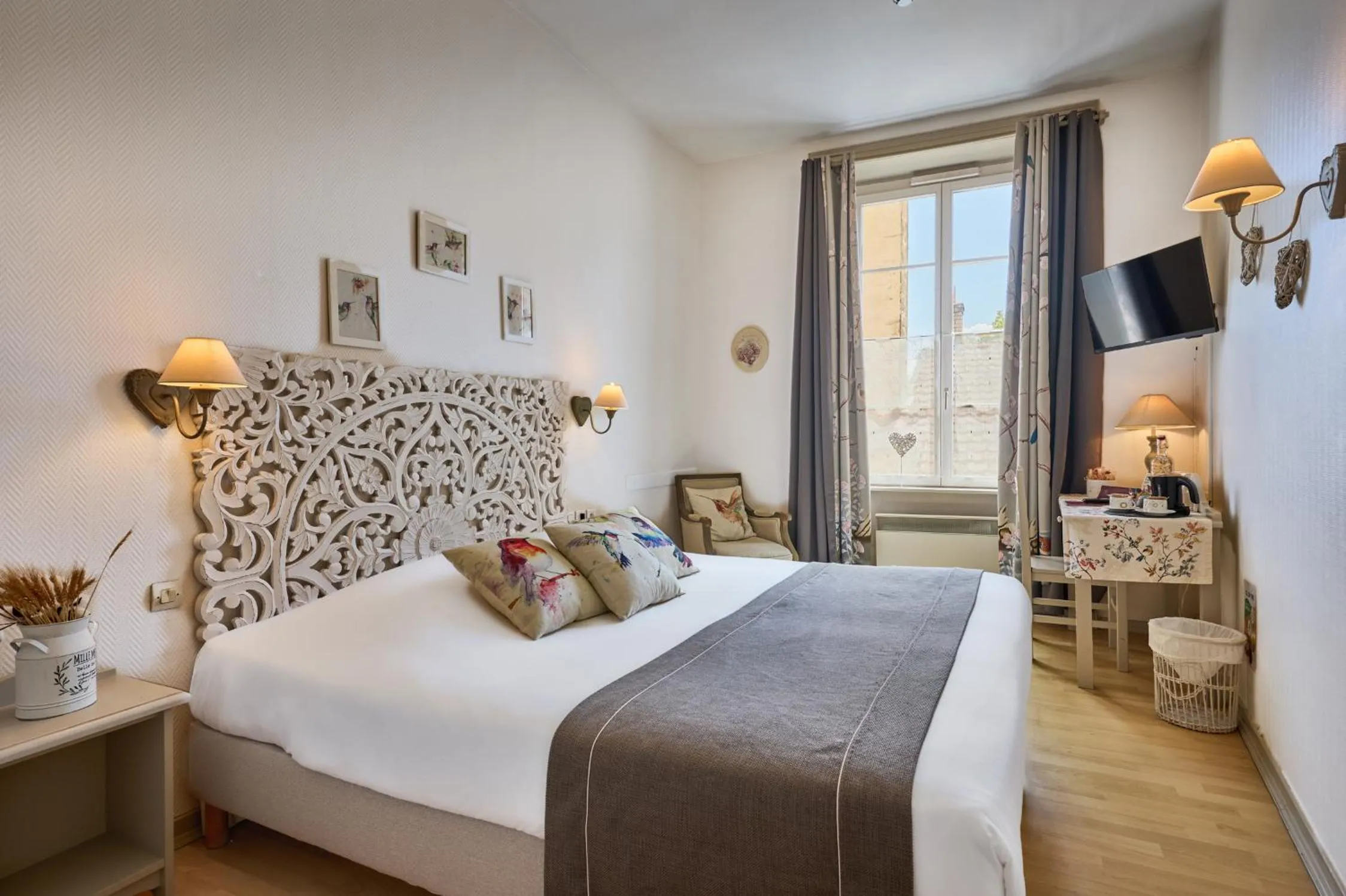 Photo of the whole room, Bed in The Originals Boutique, Hôtel de la Balance, Montbéliard