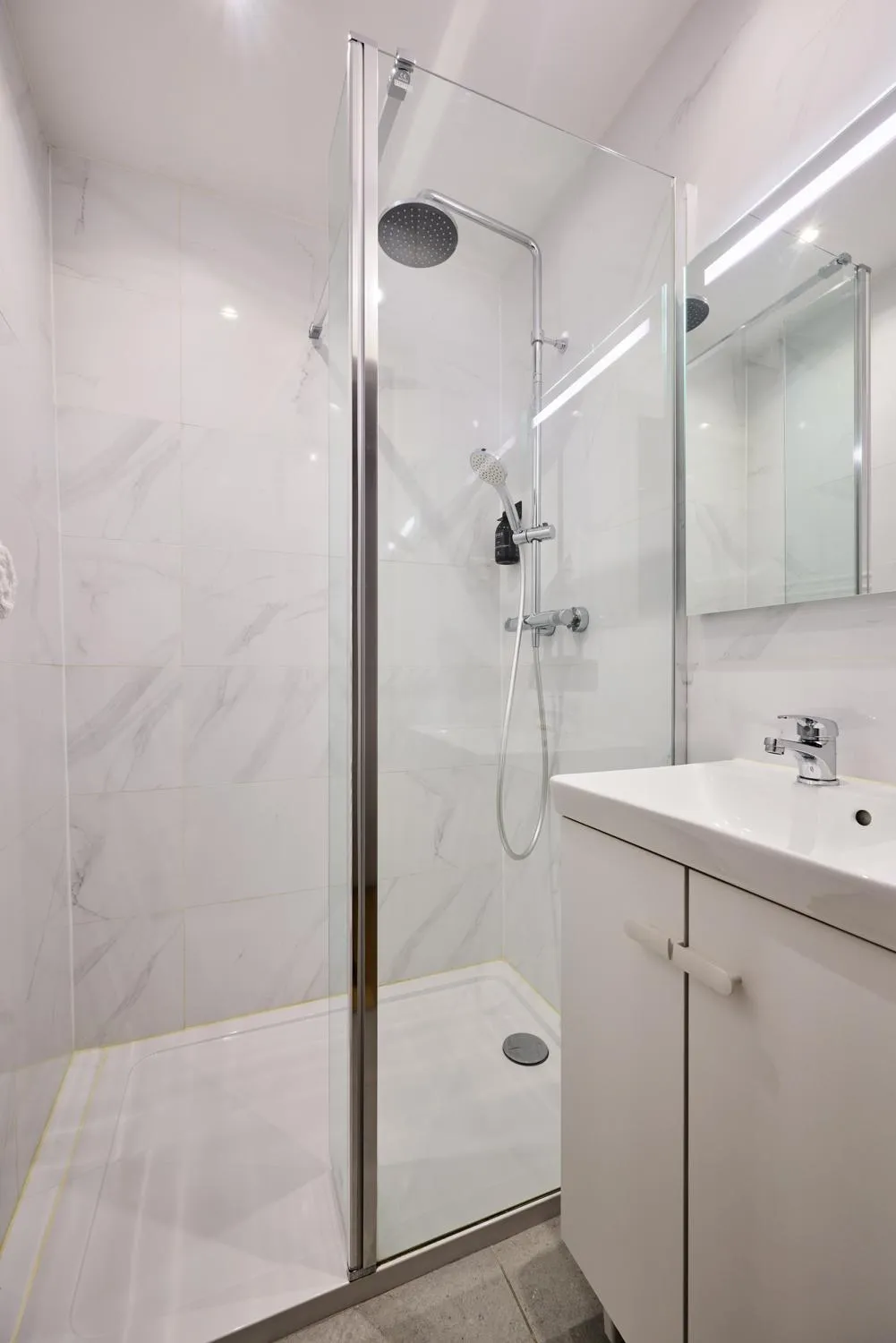 Bathroom in The Originals Boutique, Hôtel de la Balance, Montbéliard