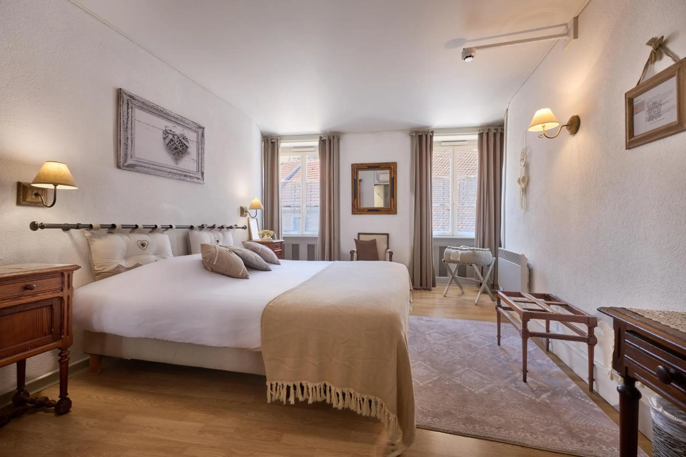 Photo of the whole room, Bed in The Originals Boutique, Hôtel de la Balance, Montbéliard