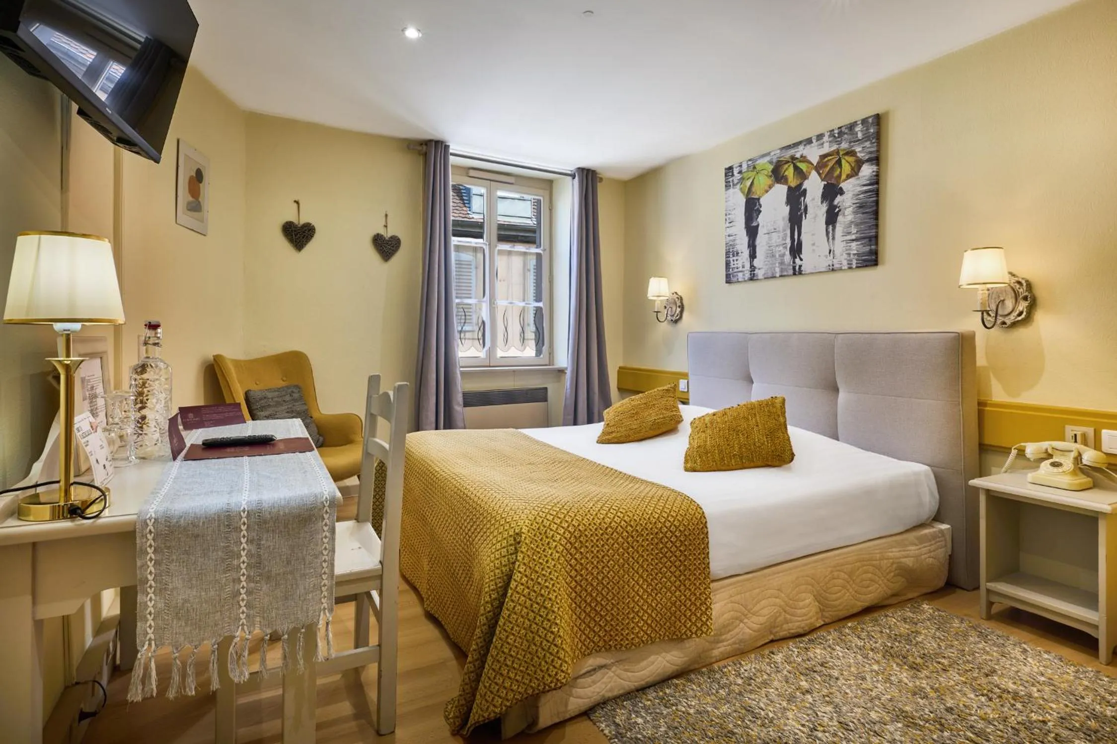 Photo of the whole room, Bed in The Originals Boutique, Hôtel de la Balance, Montbéliard