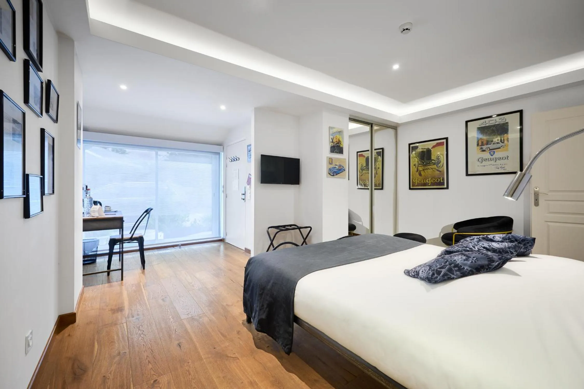 Photo of the whole room, Bed in The Originals Boutique, Hôtel de la Balance, Montbéliard