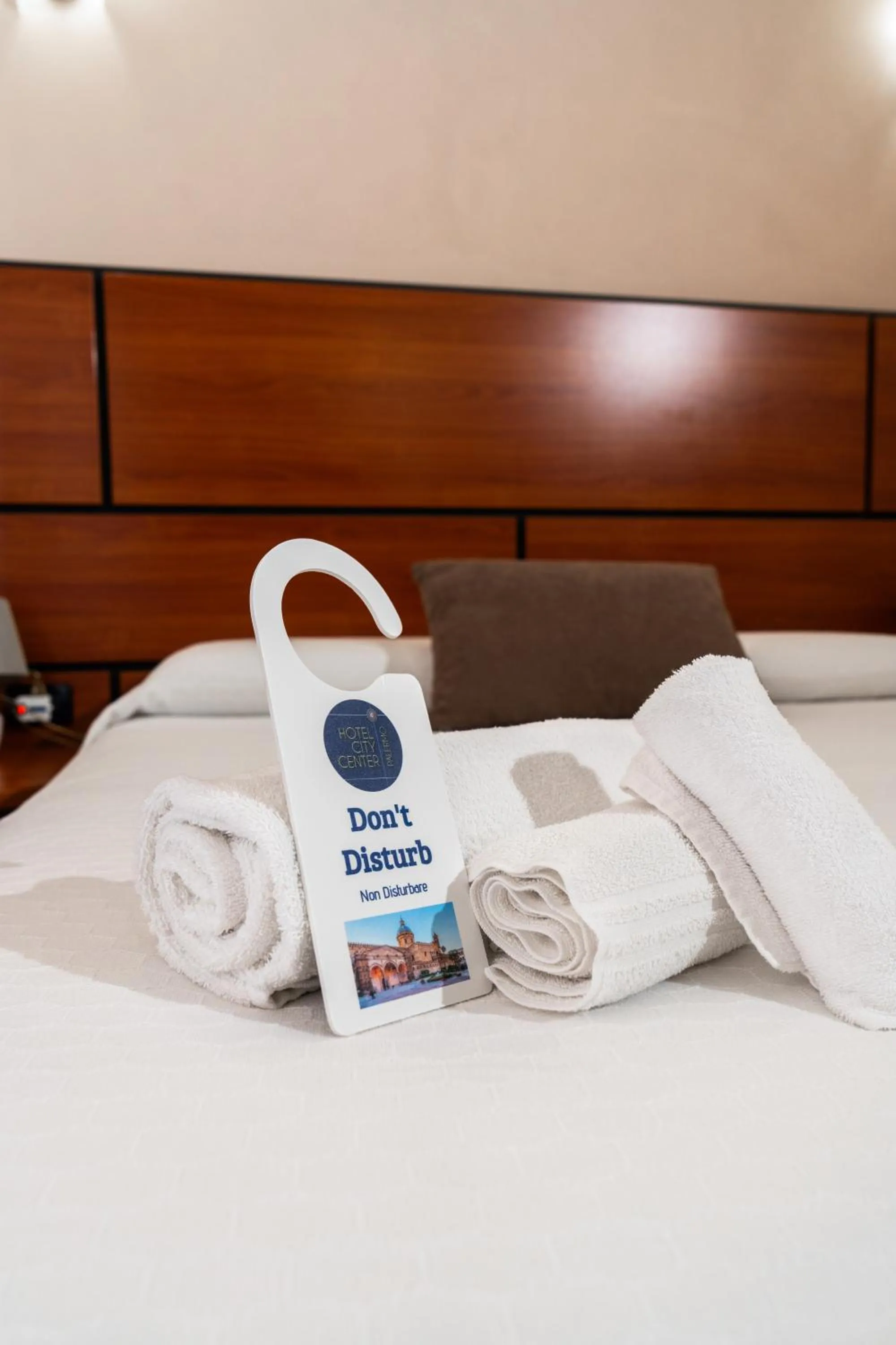 towels, Bed in Hotel City Center