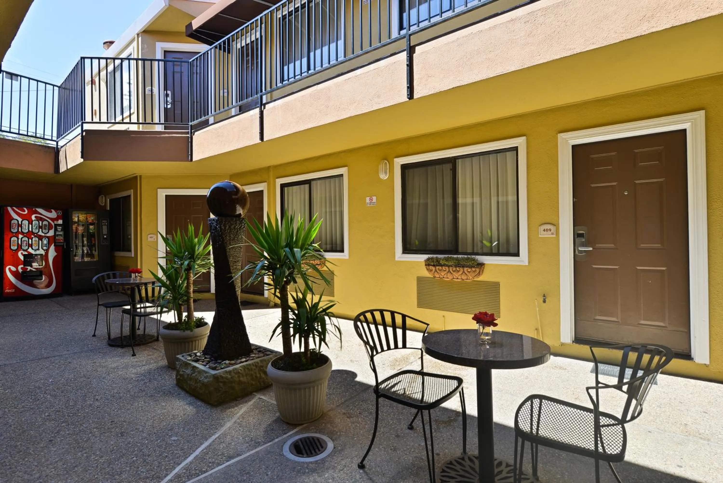 Facade/entrance in Inn by the sfo