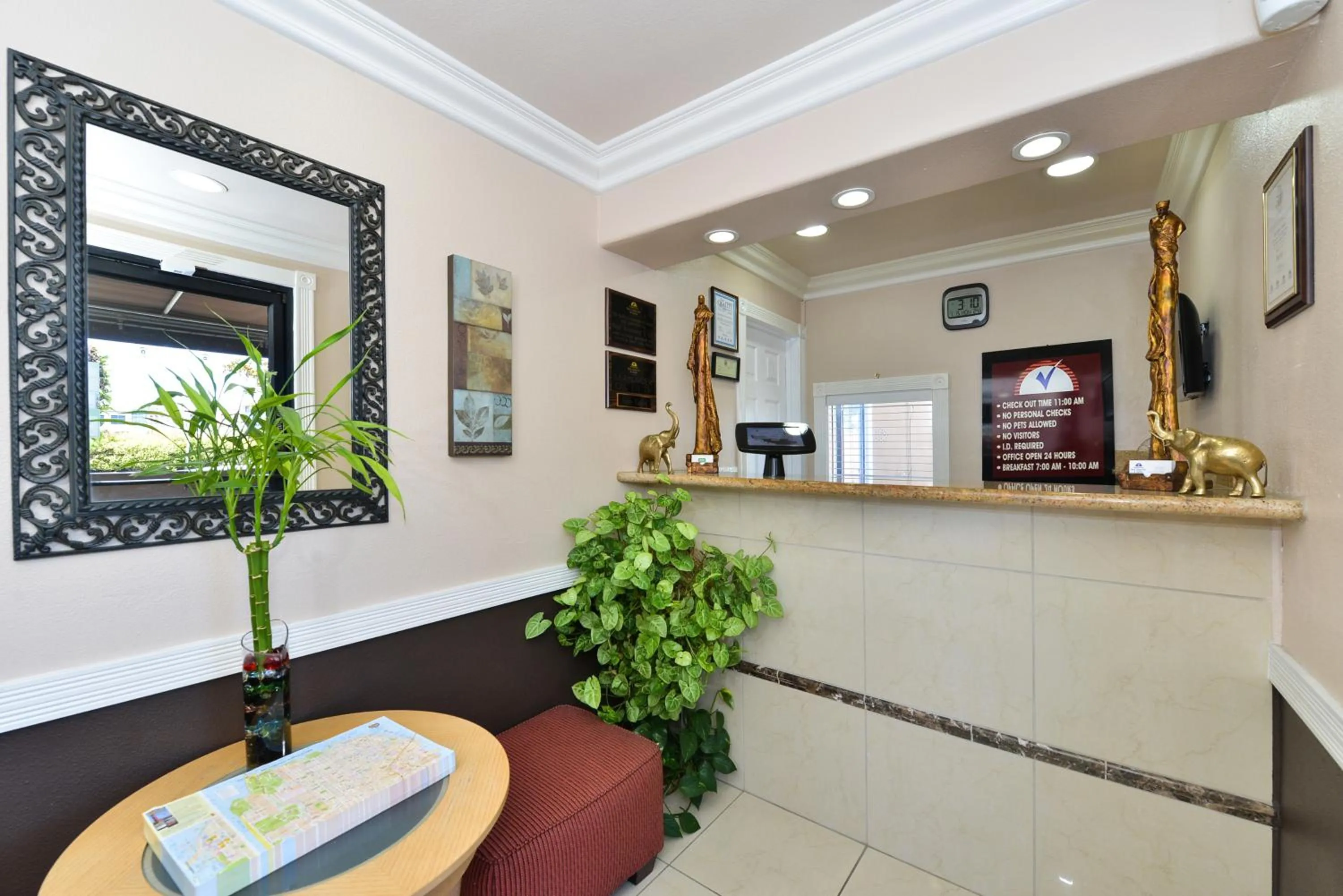 Lobby or reception in Inn by the sfo