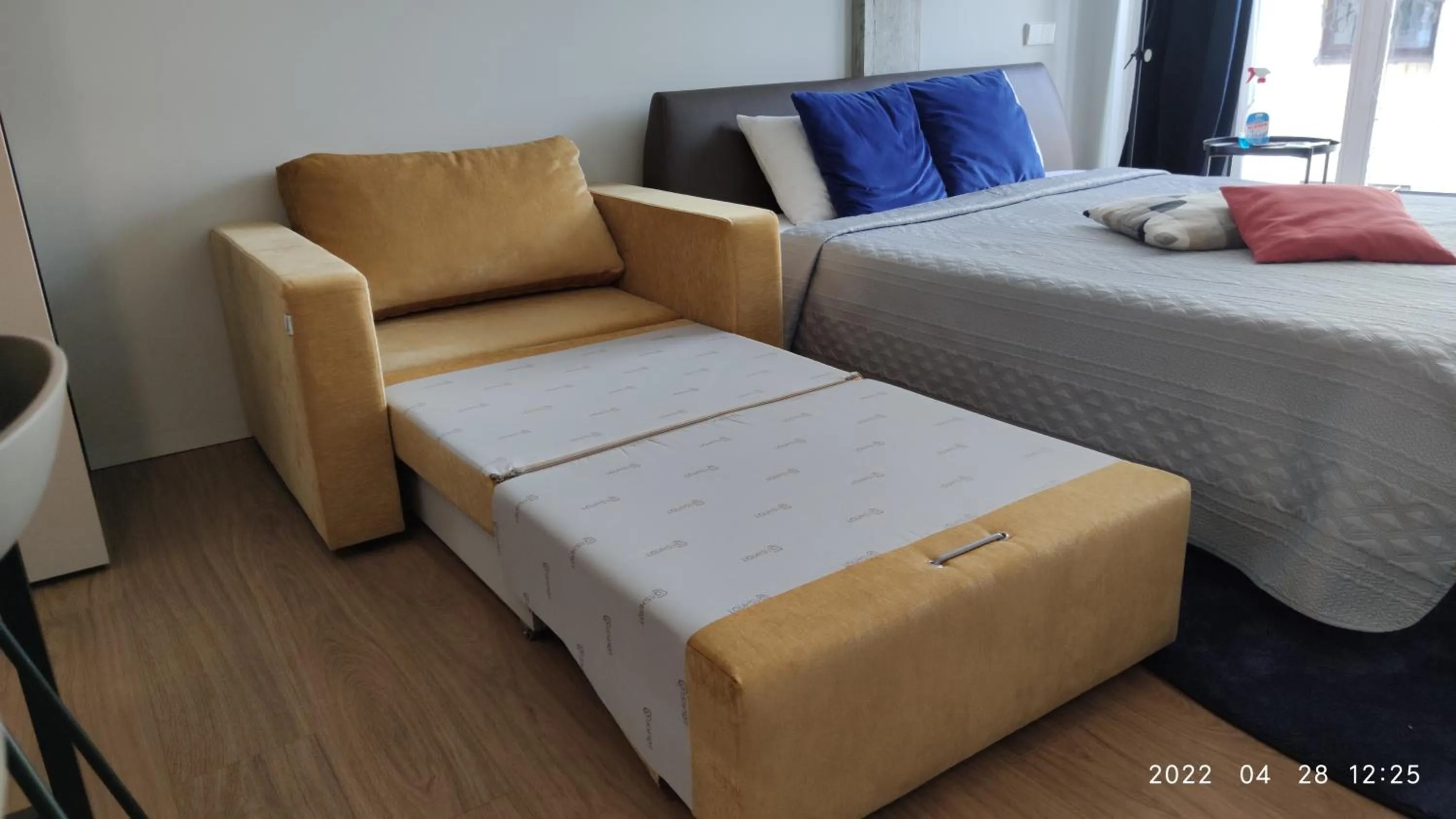 Photo of the whole room, Bed in HaPPy Inn GOLD Studio, self check-in, Parking in the underground garage