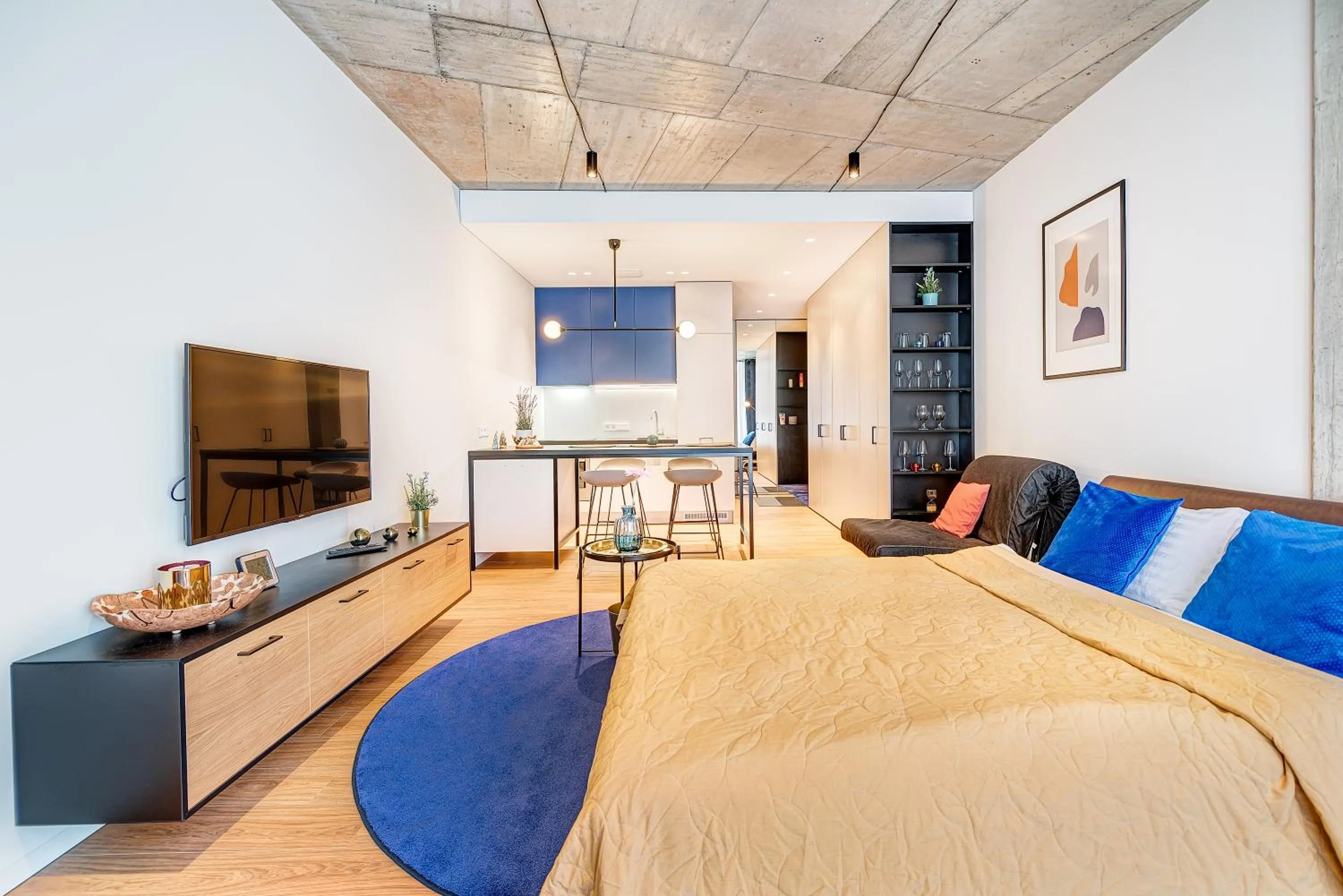Communal lounge/ TV room, Bed in HaPPy Inn GOLD Studio, self check-in, Parking in the underground garage