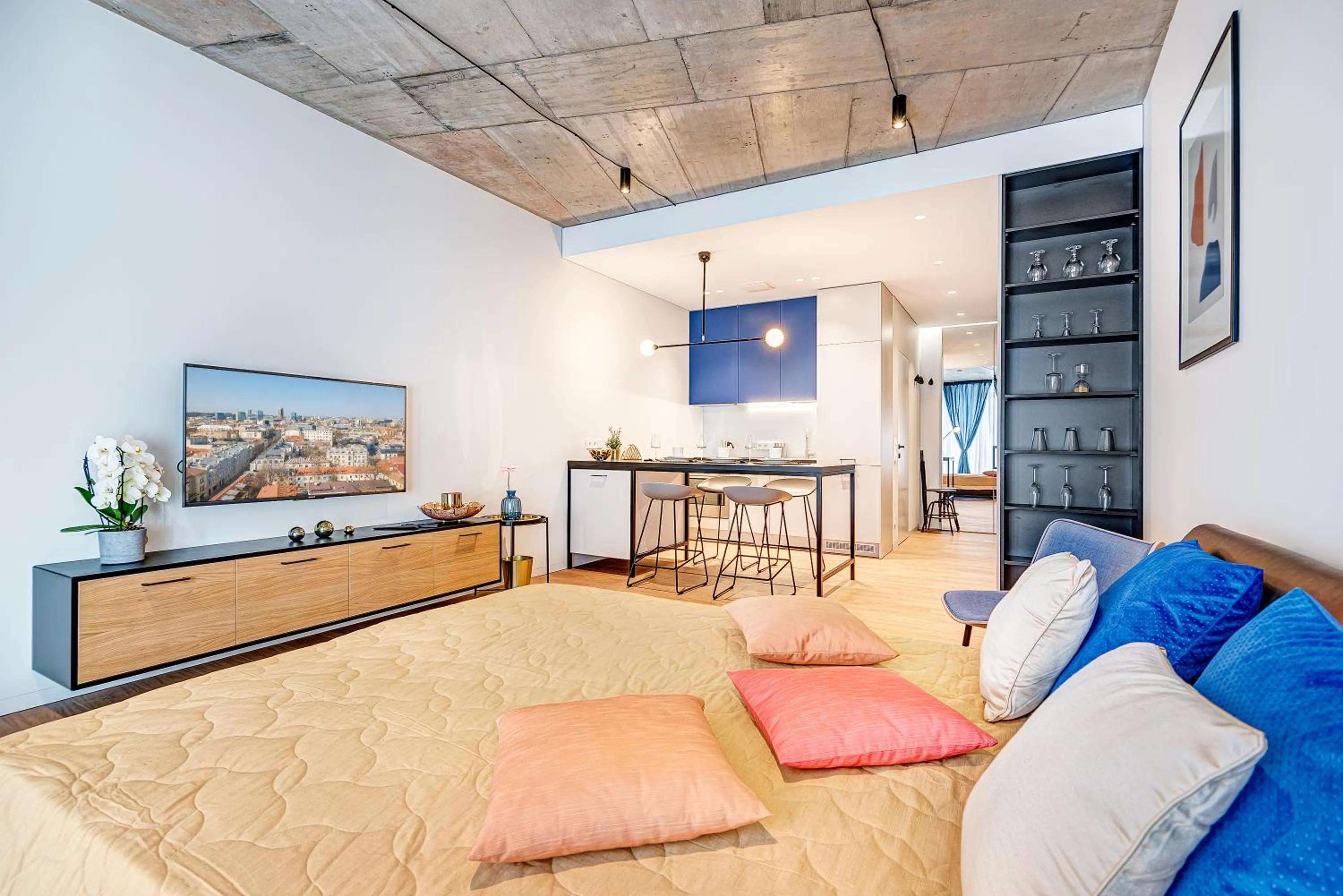 TV and multimedia in HaPPy Inn GOLD Studio, self check-in, Parking in the underground garage