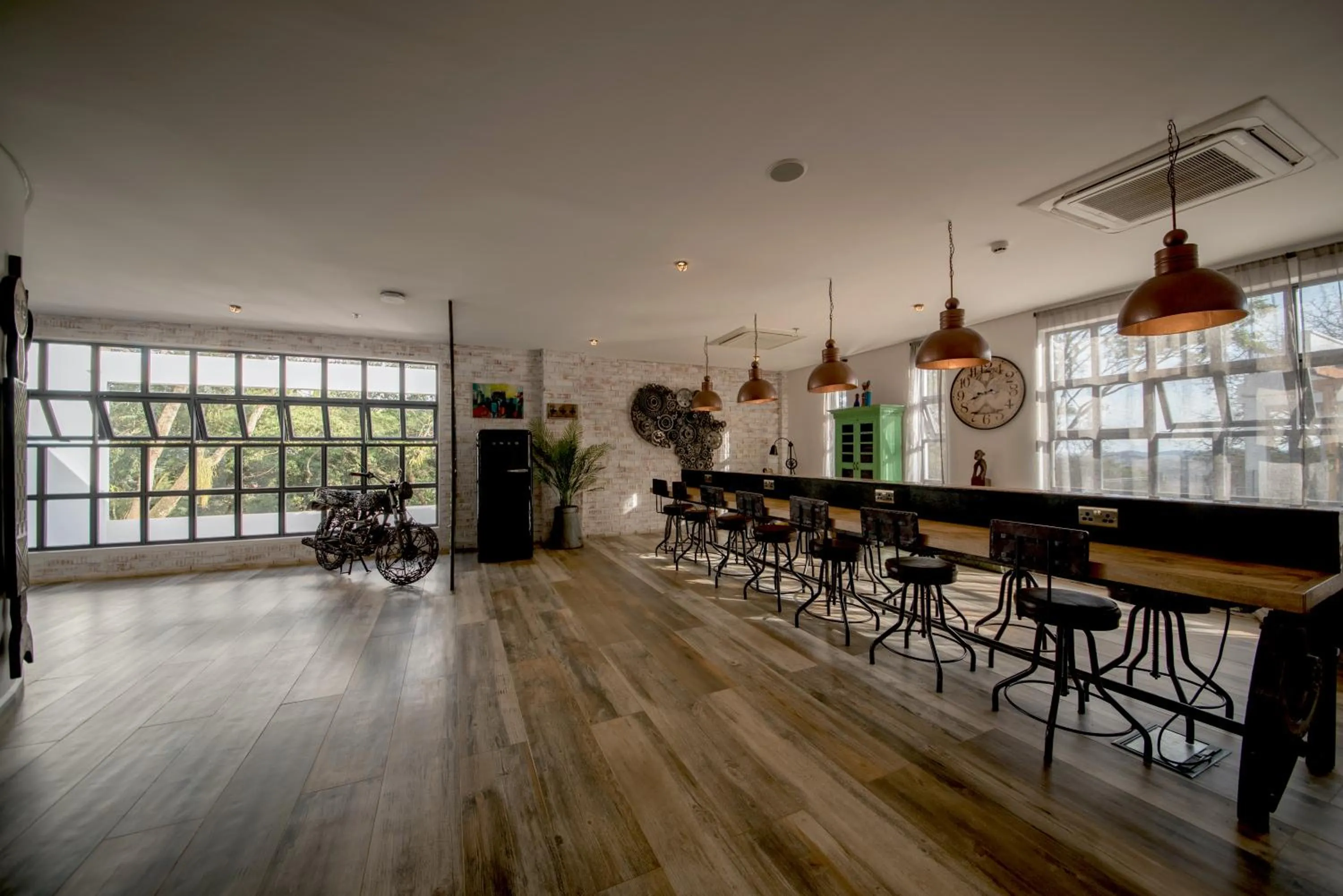 Business facilities in Latitude 0 Degrees