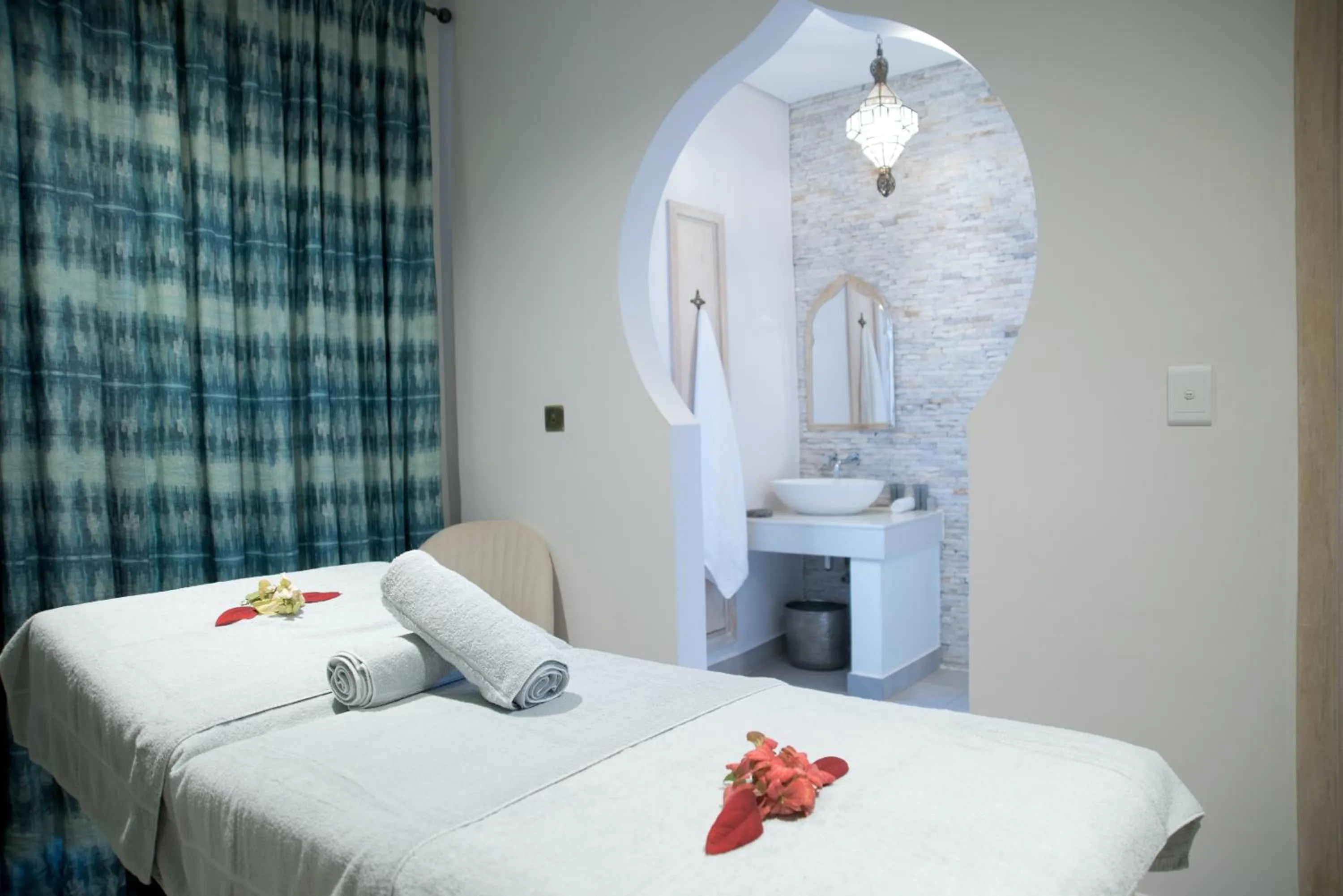 Massage, Bed in Latitude 0 Degrees