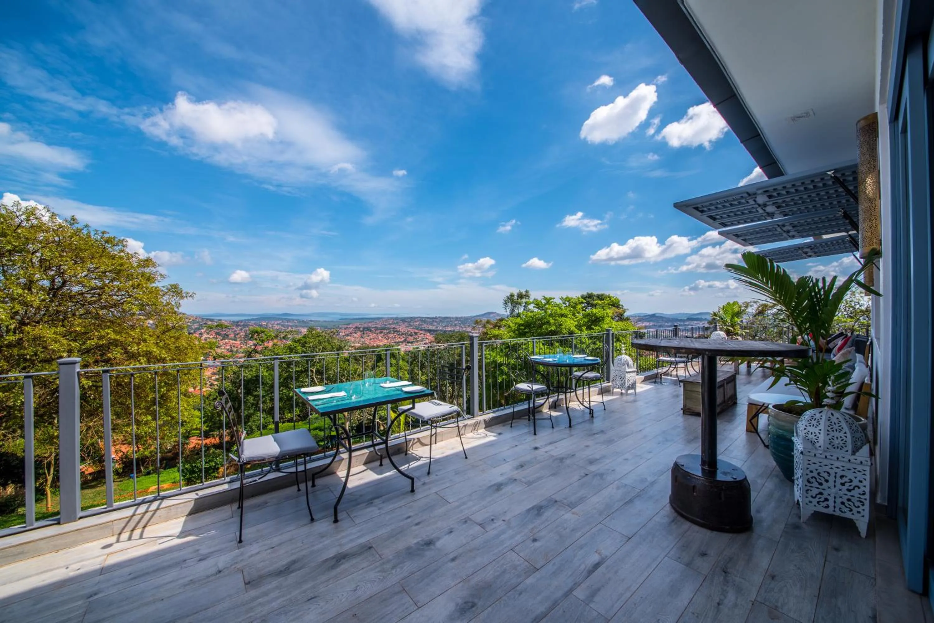 Restaurant/places to eat in Latitude 0 Degrees