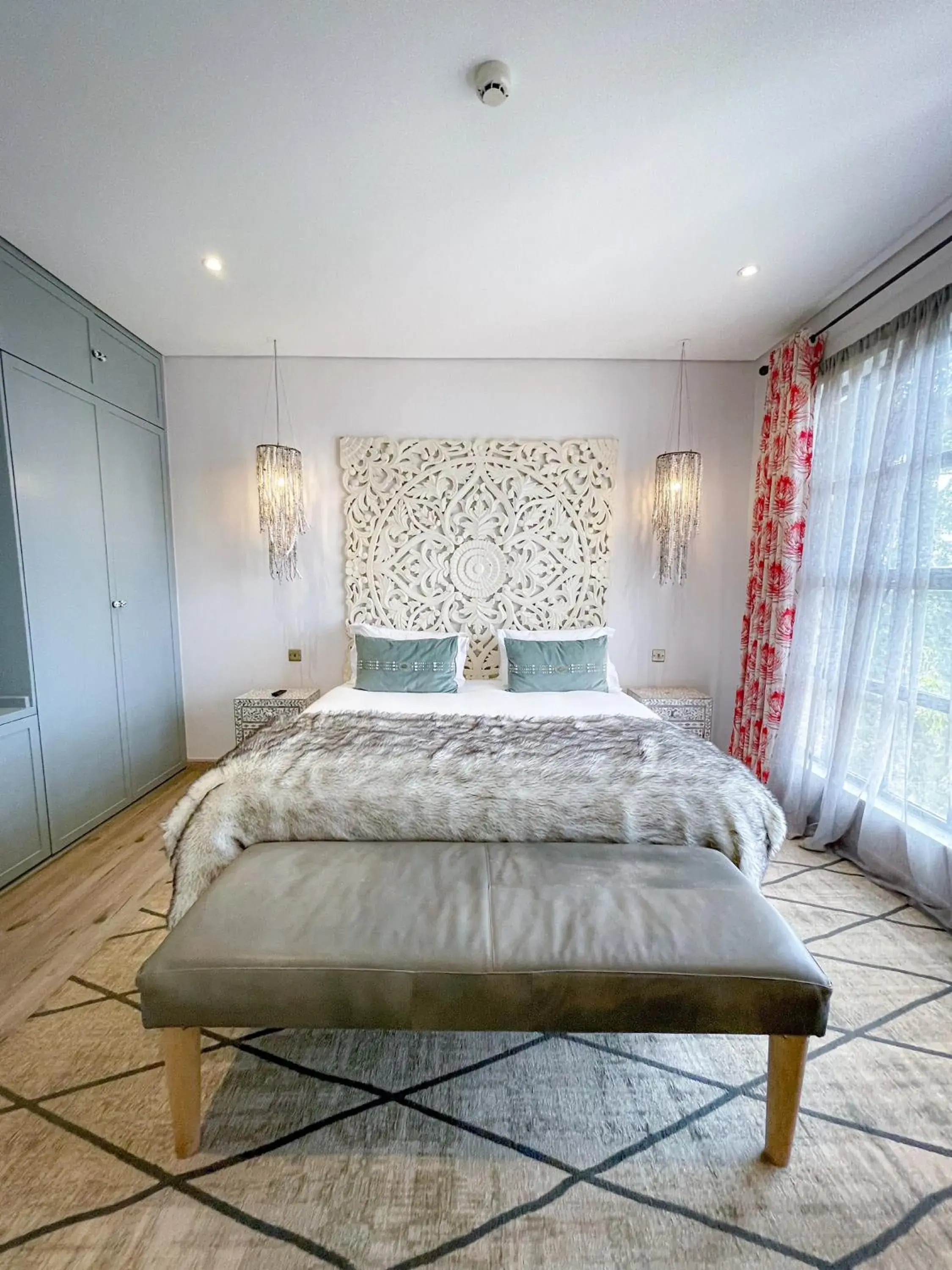 Diplomatic Suite in Latitude 0 Degrees Diplomatic Suite in Latitude 0 Degrees