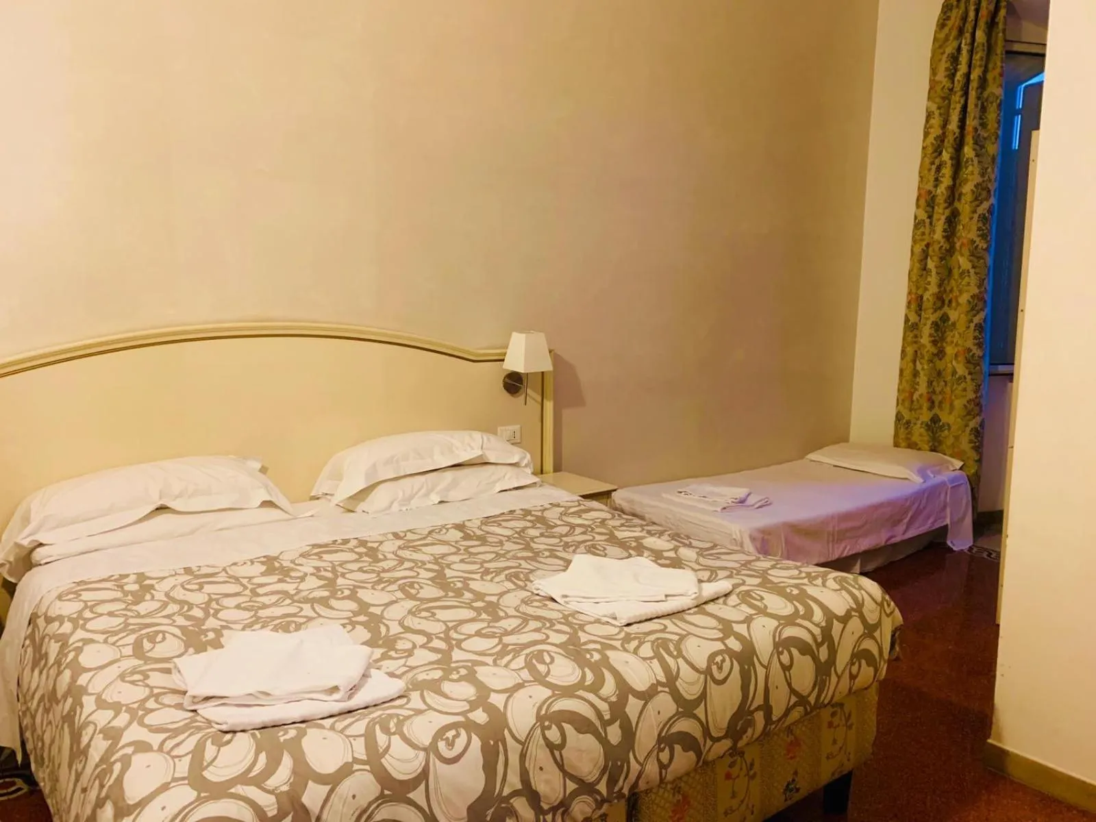 Photo of the whole room, Bed in St. Peter Central Rooms B&B