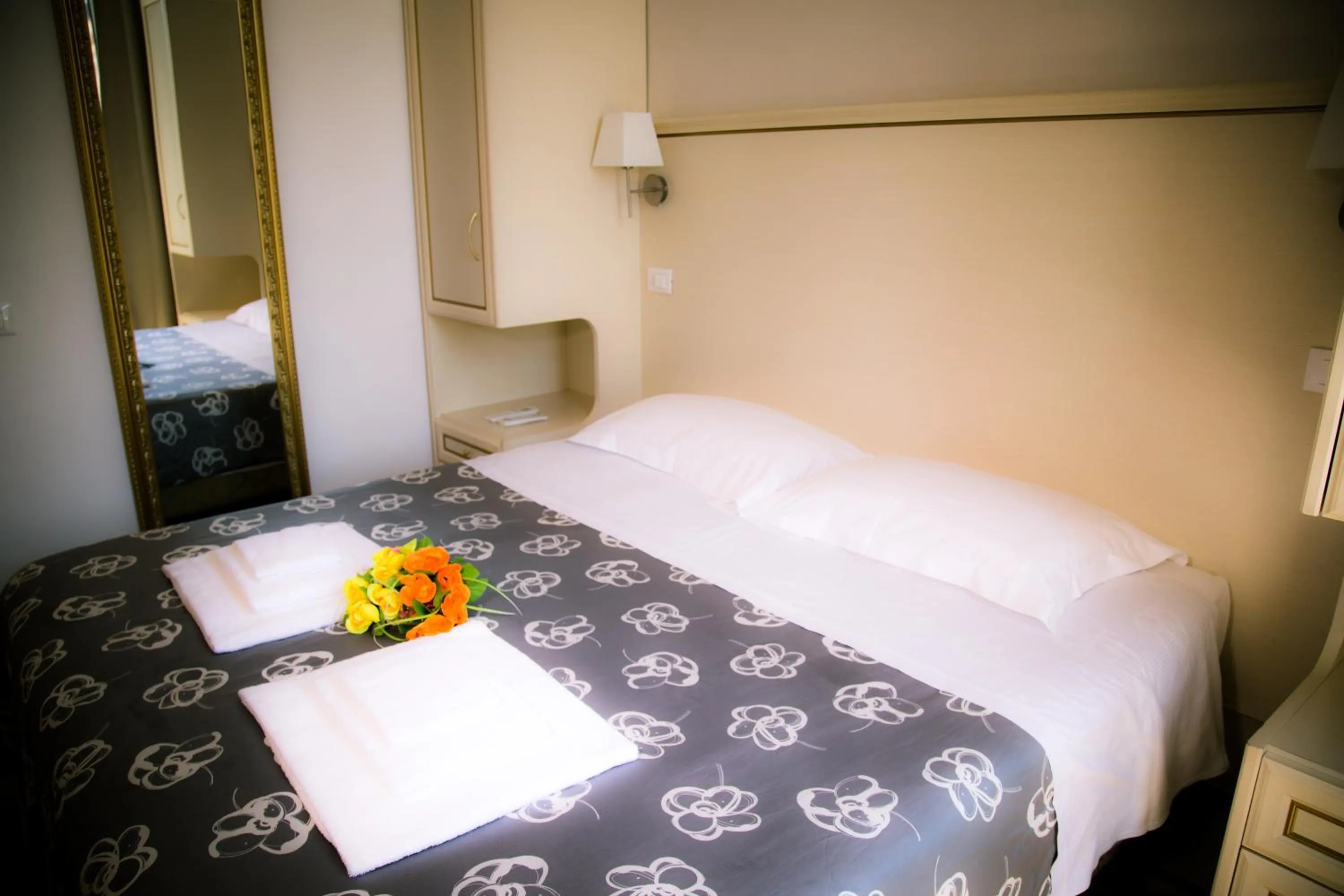 Photo of the whole room, Bed in St. Peter Central Rooms B&B