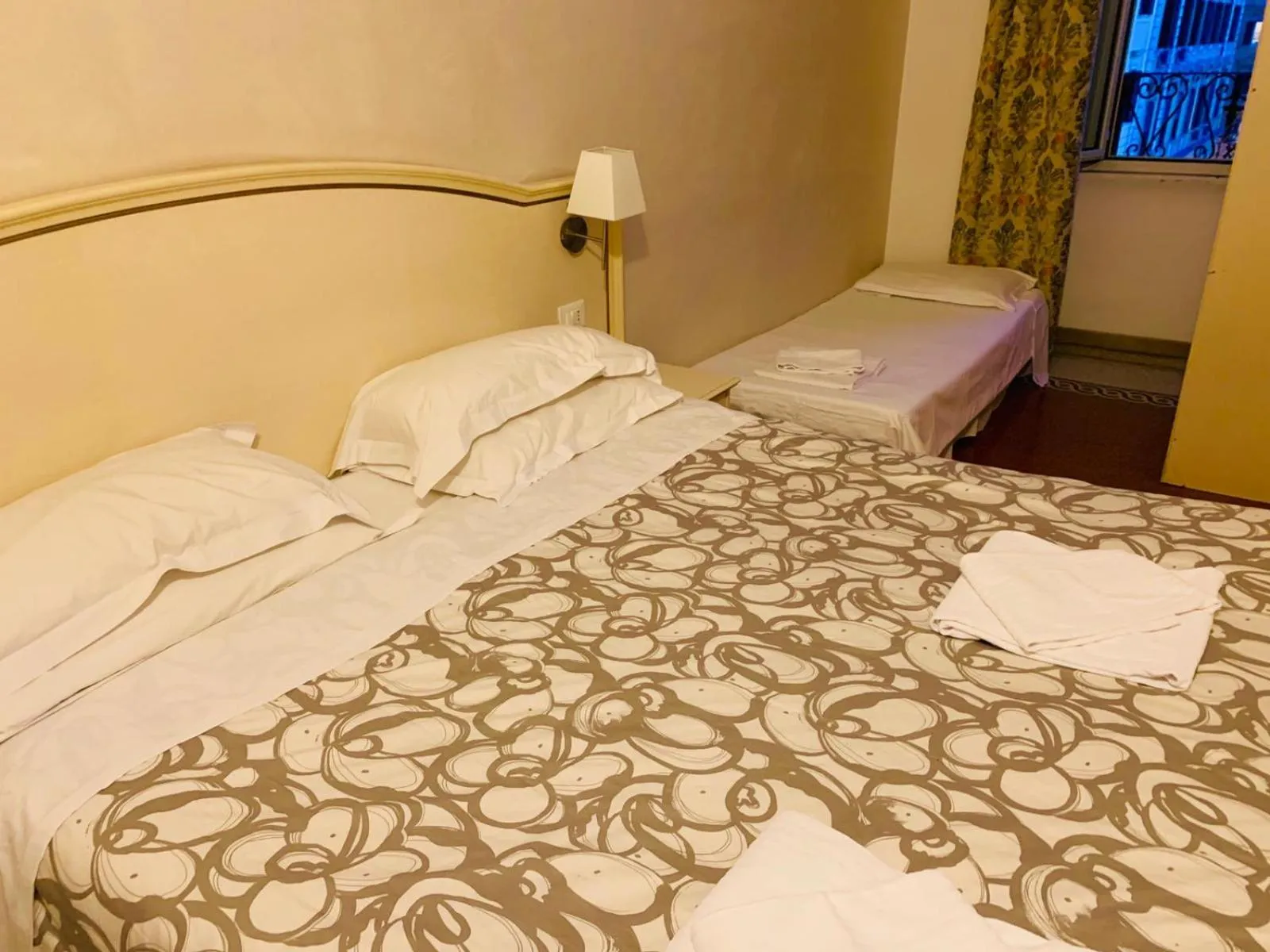 Photo of the whole room, Bed in St. Peter Central Rooms B&B