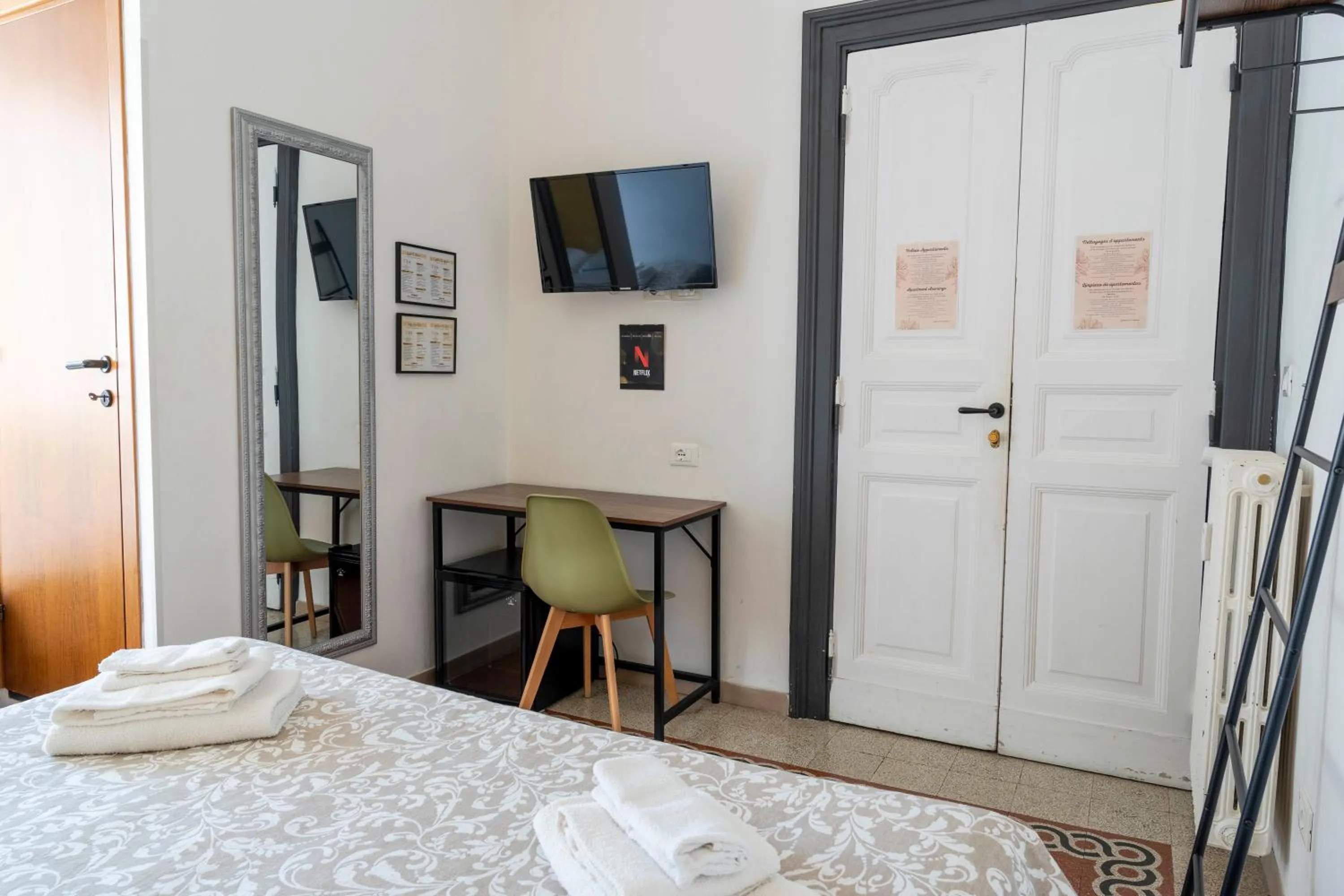 Photo of the whole room, Bed in St. Peter Central Rooms B&B