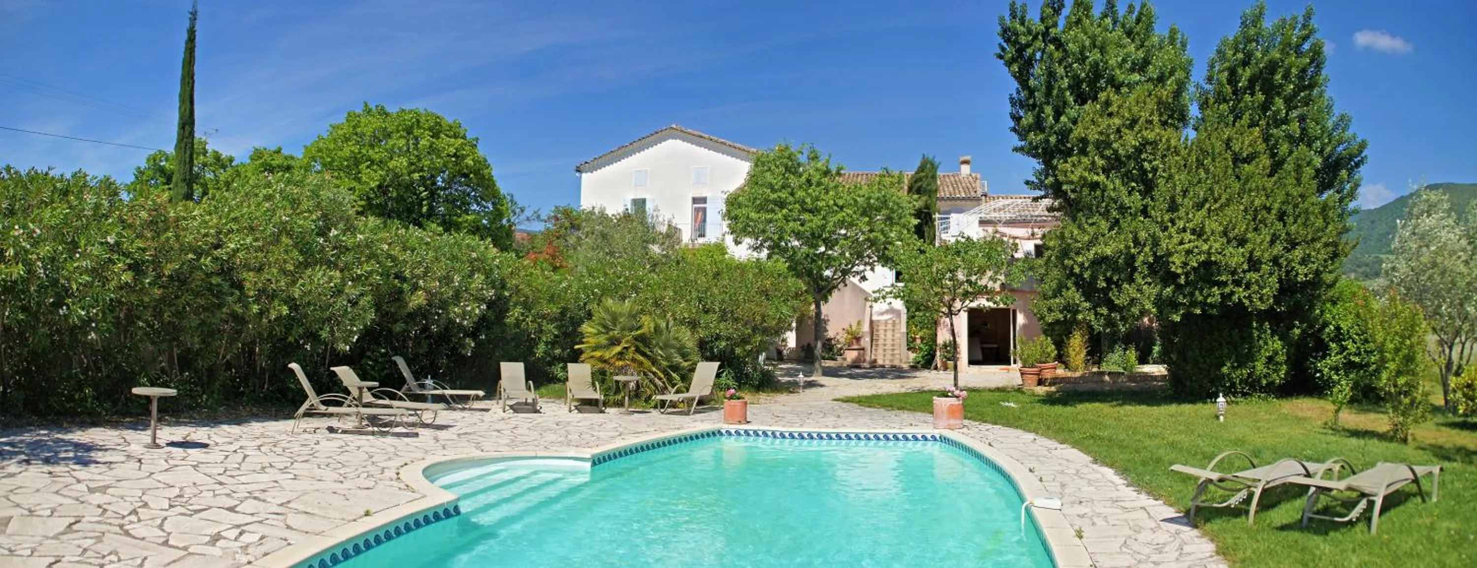 Swimming pool in Logis Hôtel La Bastide des Monges
