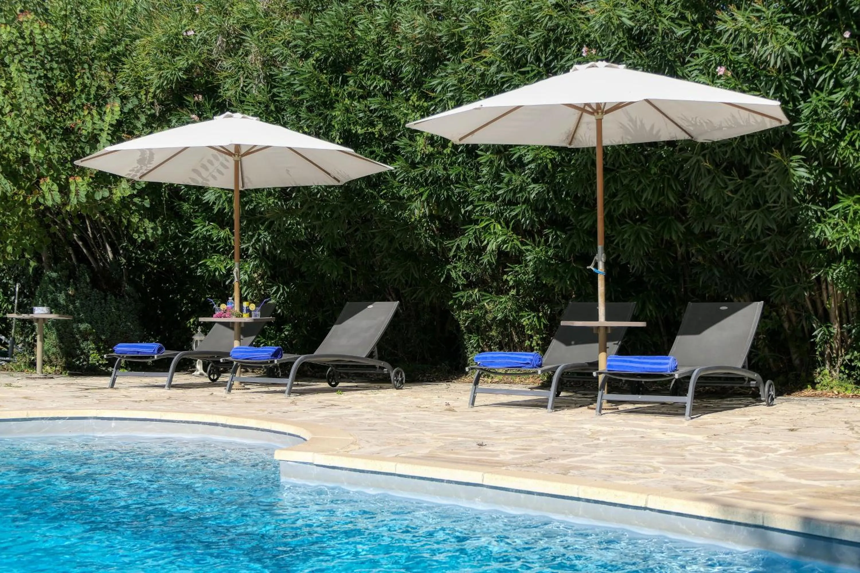 Swimming pool in Logis Hôtel La Bastide des Monges