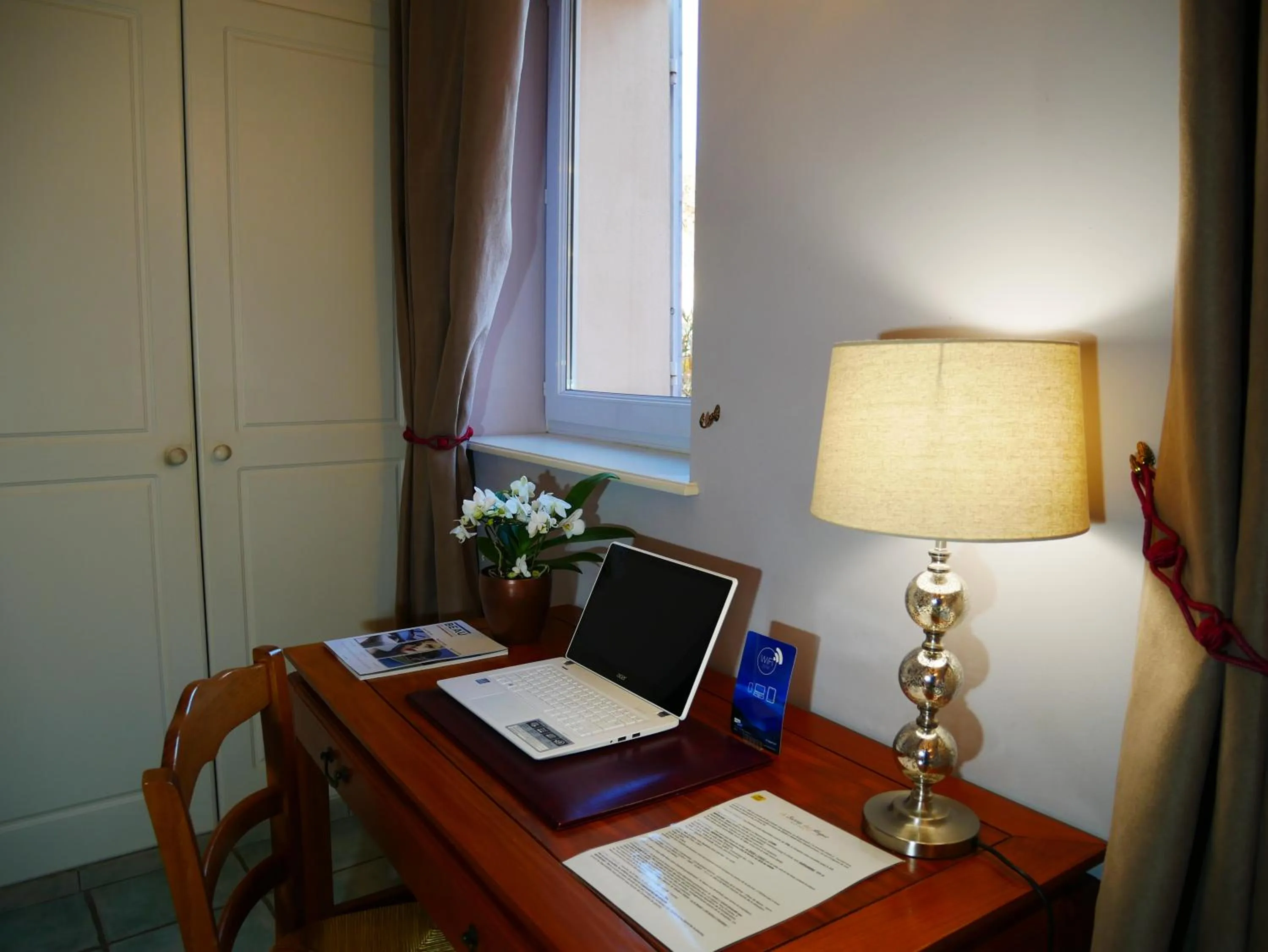 TV and multimedia in Logis Hôtel La Bastide des Monges