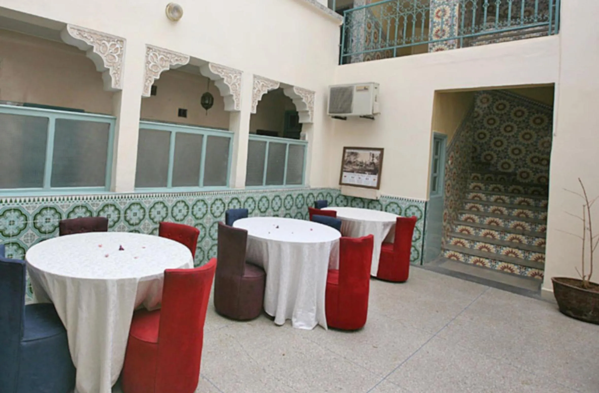 Restaurant/places to eat in Hotel Ali