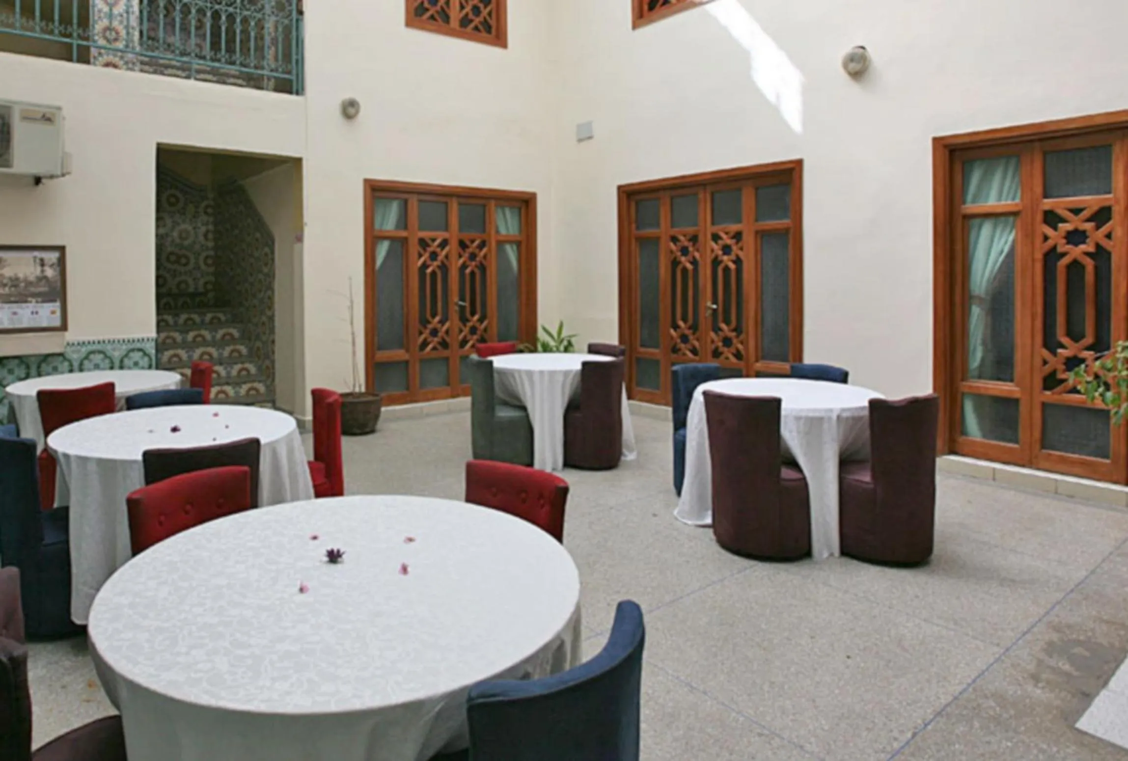 Restaurant/places to eat in Hotel Ali