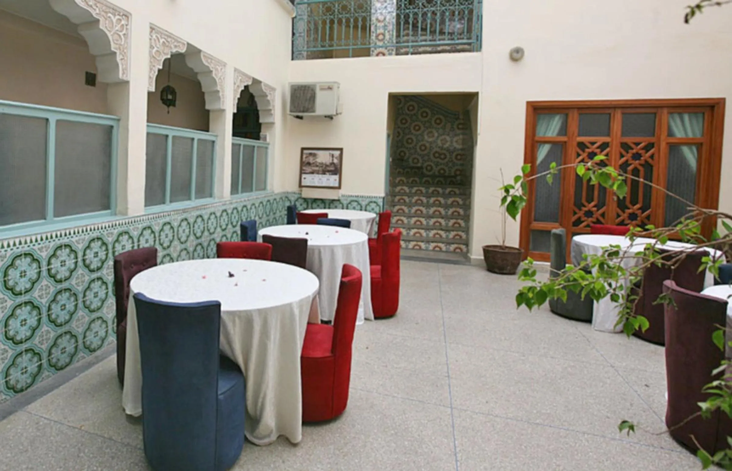 Restaurant/places to eat in Hotel Ali