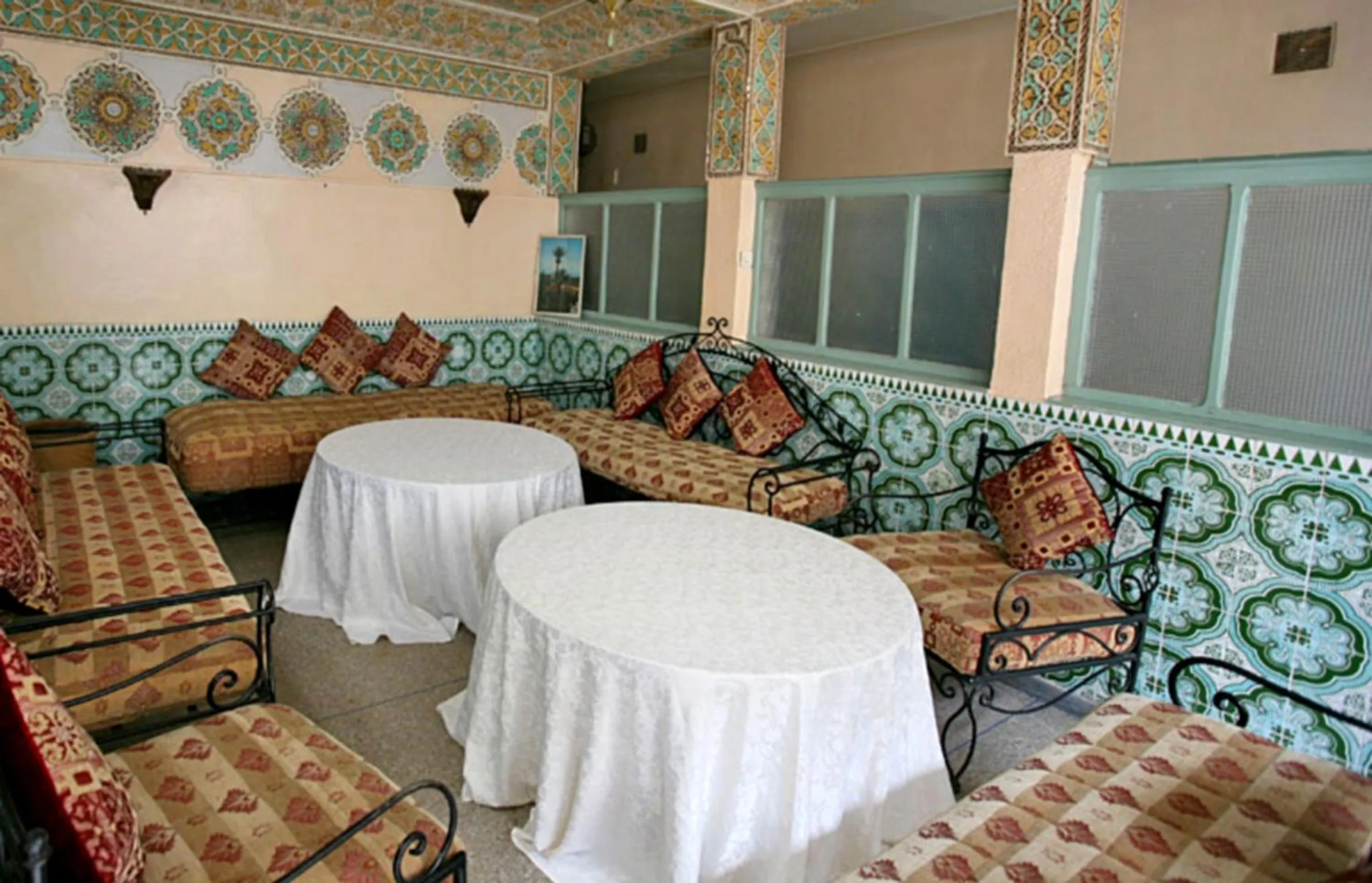 Restaurant/places to eat in Hotel Ali