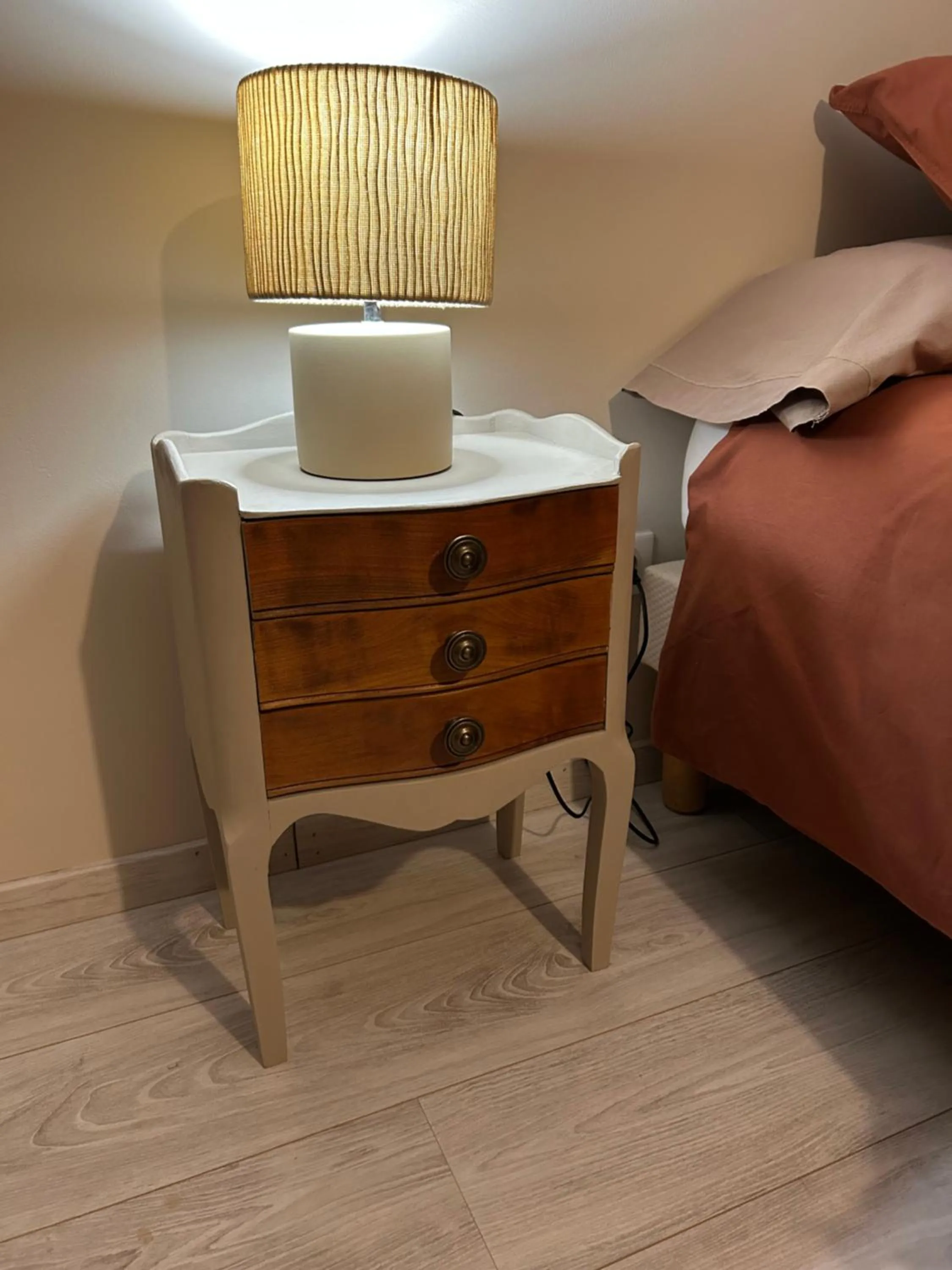 furniture, Bed in Chatimbarbe