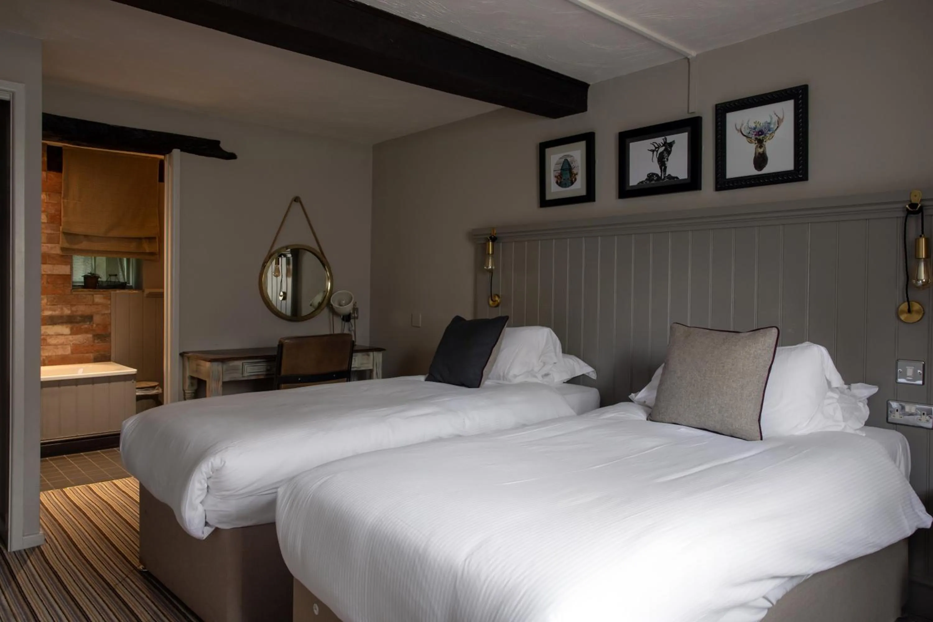 Bedroom, Bed in The White Hart Ford