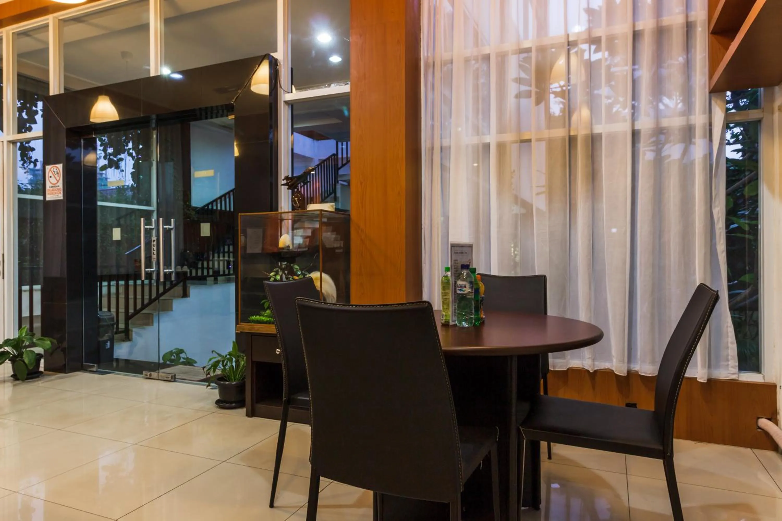 Restaurant/places to eat in RedDoorz Premium @ Ampera Raya 2