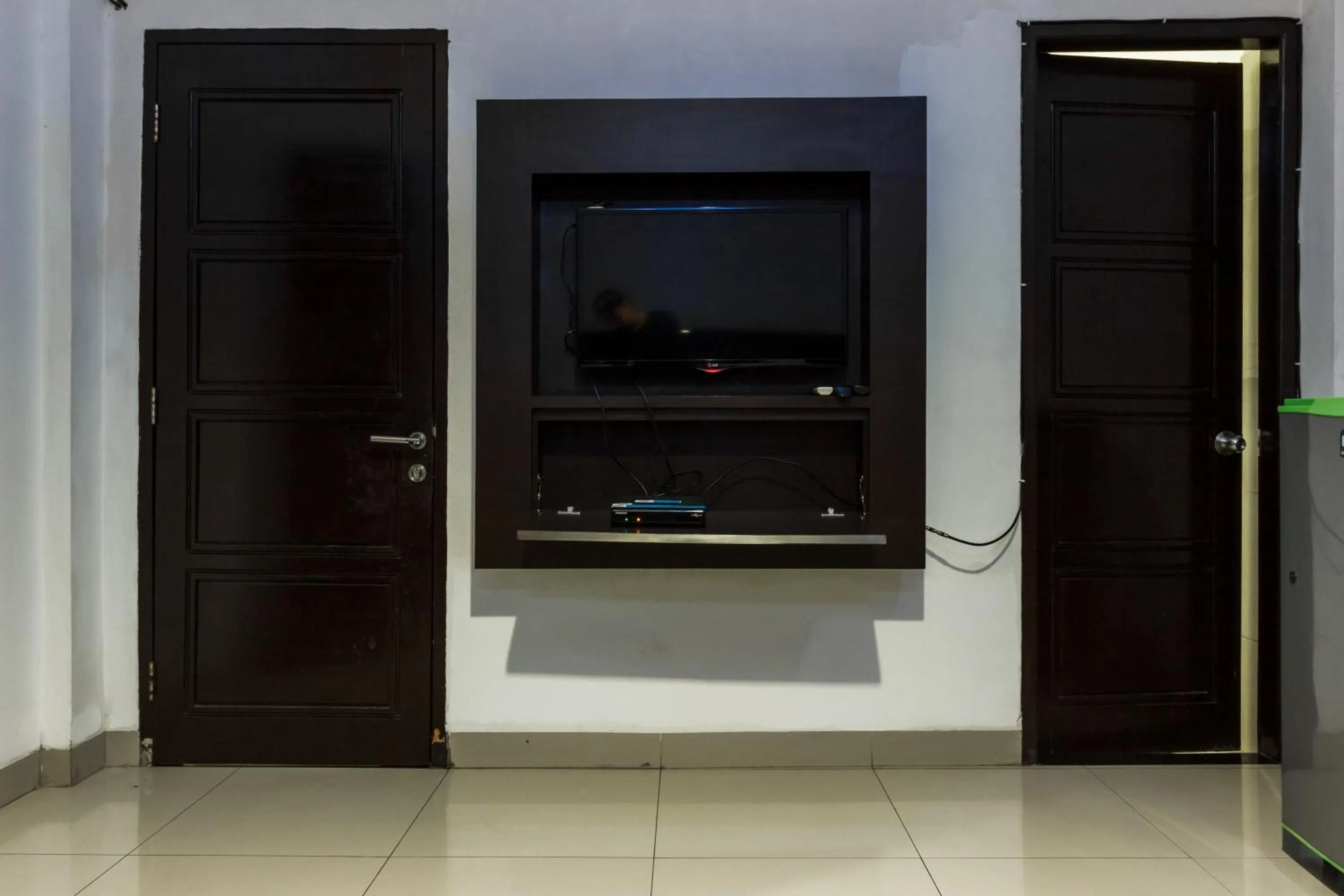TV and multimedia in RedDoorz Premium @ Ampera Raya 2