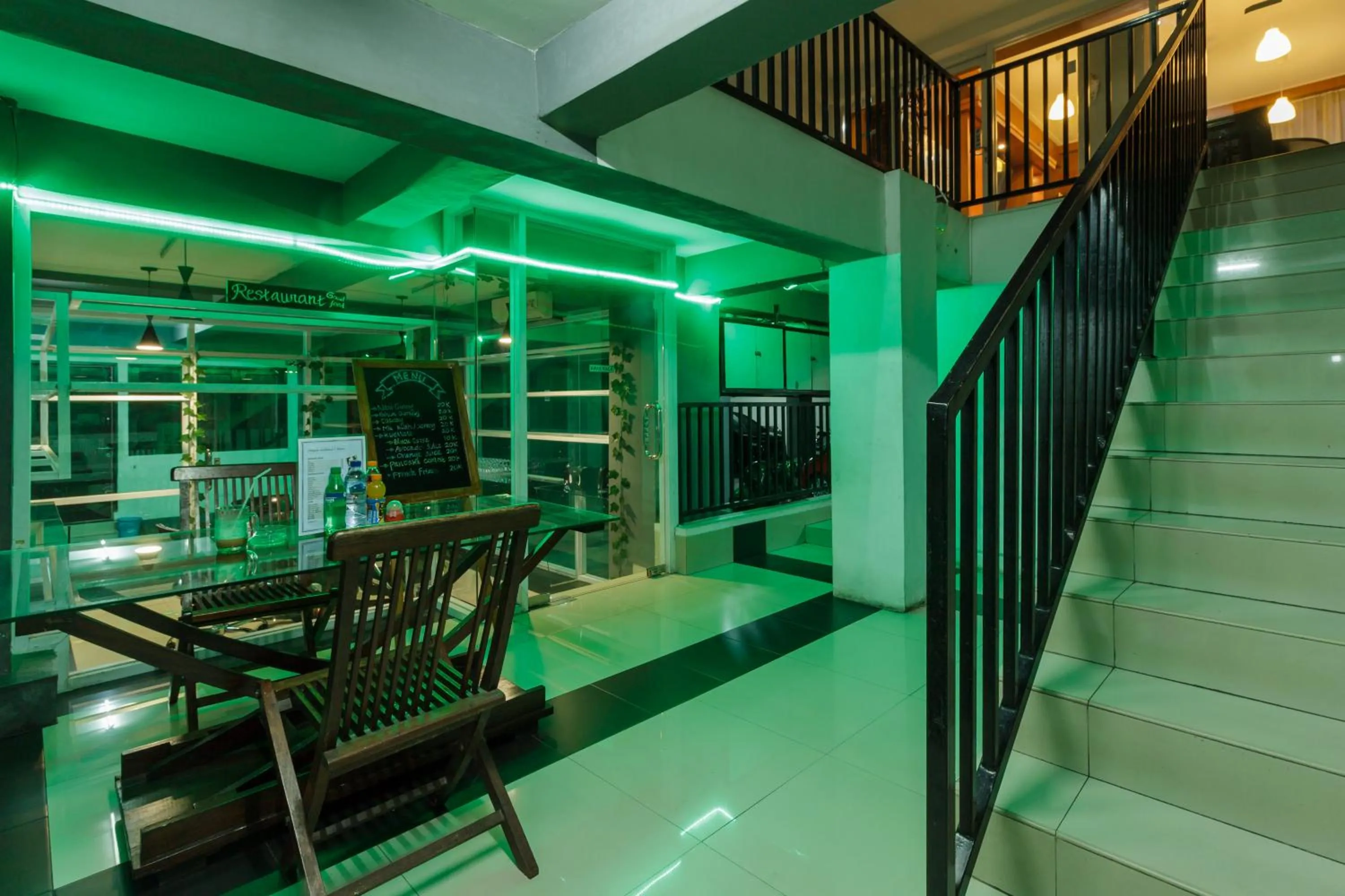 Lounge or bar in RedDoorz Premium @ Ampera Raya 2