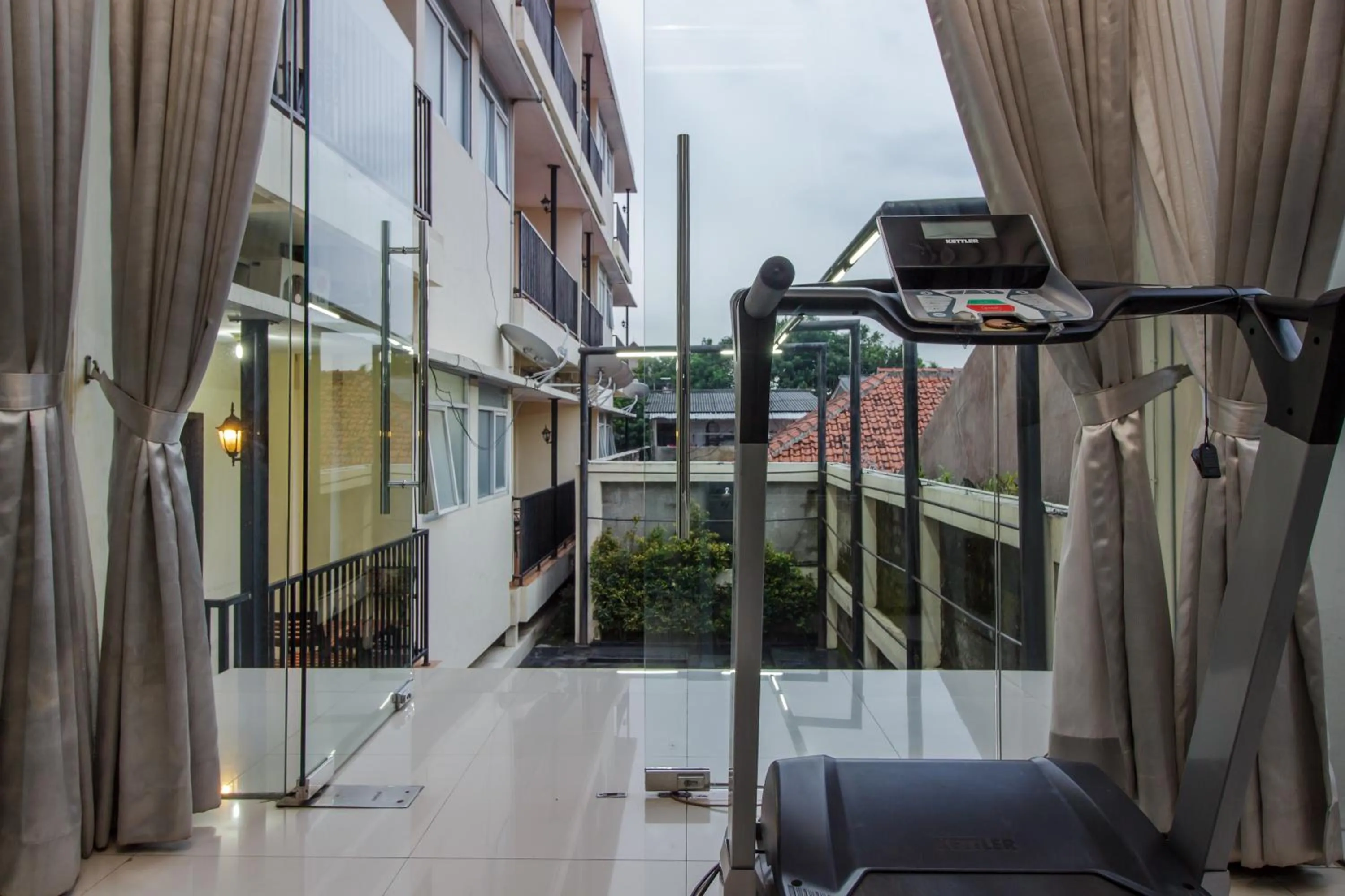 Fitness centre/facilities in RedDoorz Premium @ Ampera Raya 2