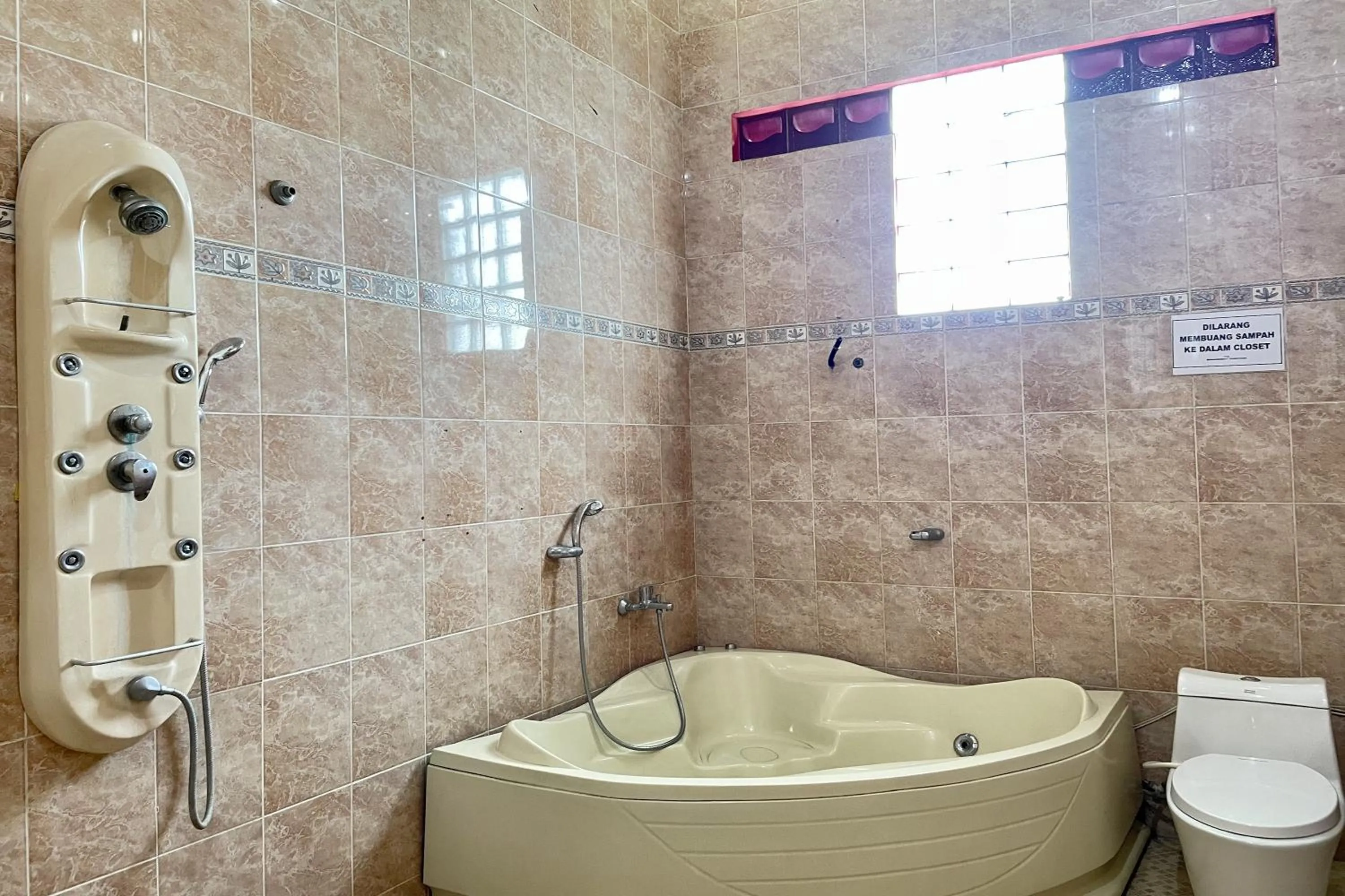 Bathroom in Hotel Ramayana Garut