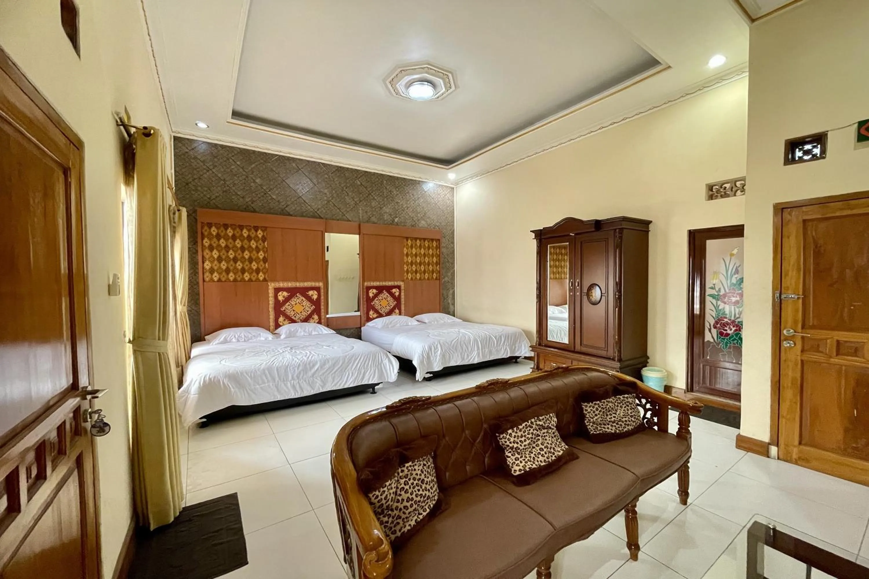Photo of the whole room, Bed in Hotel Ramayana Garut