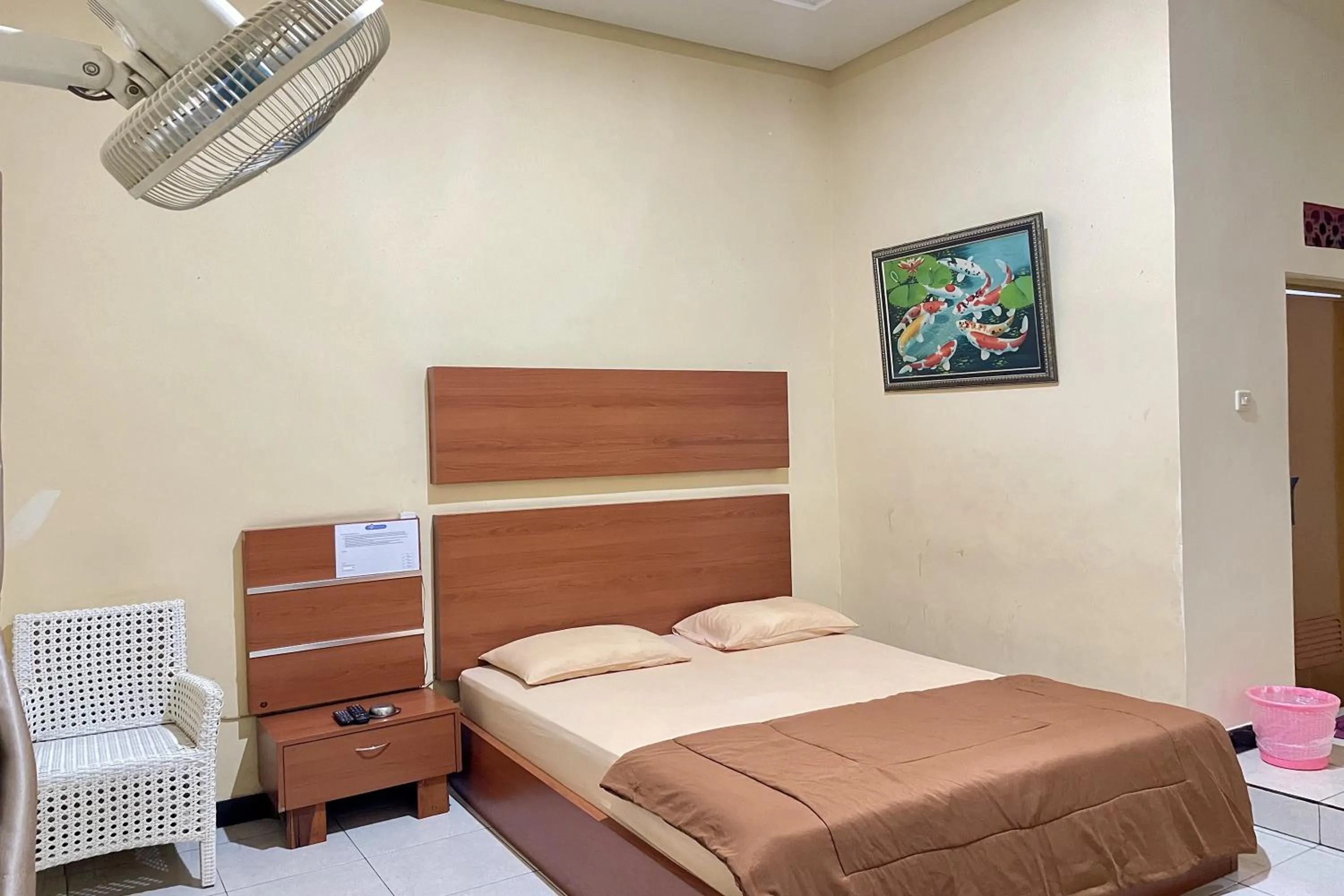 Photo of the whole room, Bed in Hotel Ramayana Garut